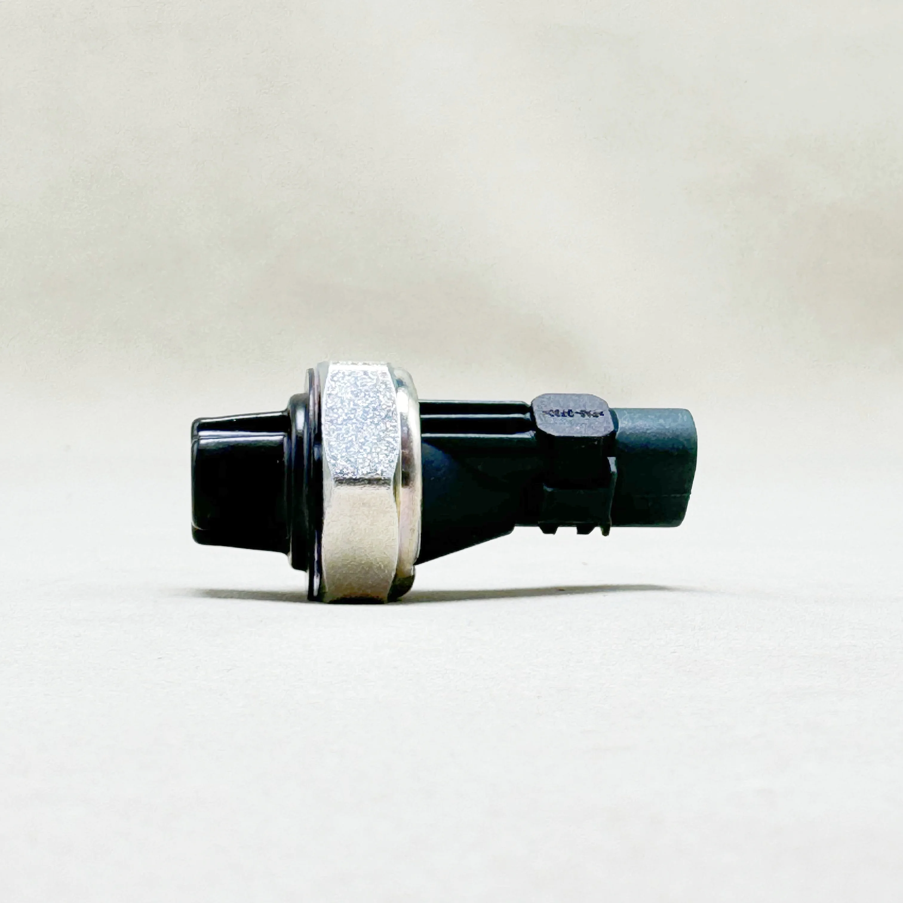 

Датчик давления масла от 0,3 до 0,6 бар 06L919081A для Q5 Q7 Q8 TT A3 Cabriolet A4 A5 Passat Tiguan Touareg Seat