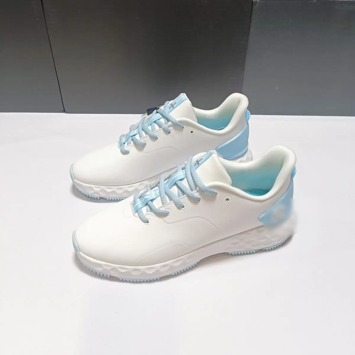 

New Korean-Style Women's Shoes: Breathable Waterproof Outdoor Sneakers Youthful and Stylish Women's White Sneakers