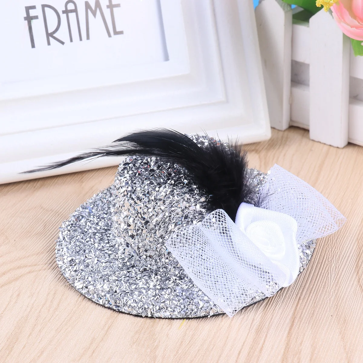 シルバーの光沢のあるミニシルクハットクリップヘッドドレス、ダンスパーティー、コスプレ、仮面舞踏会、宴会、ステージパフォーマンス用の女性用帽子