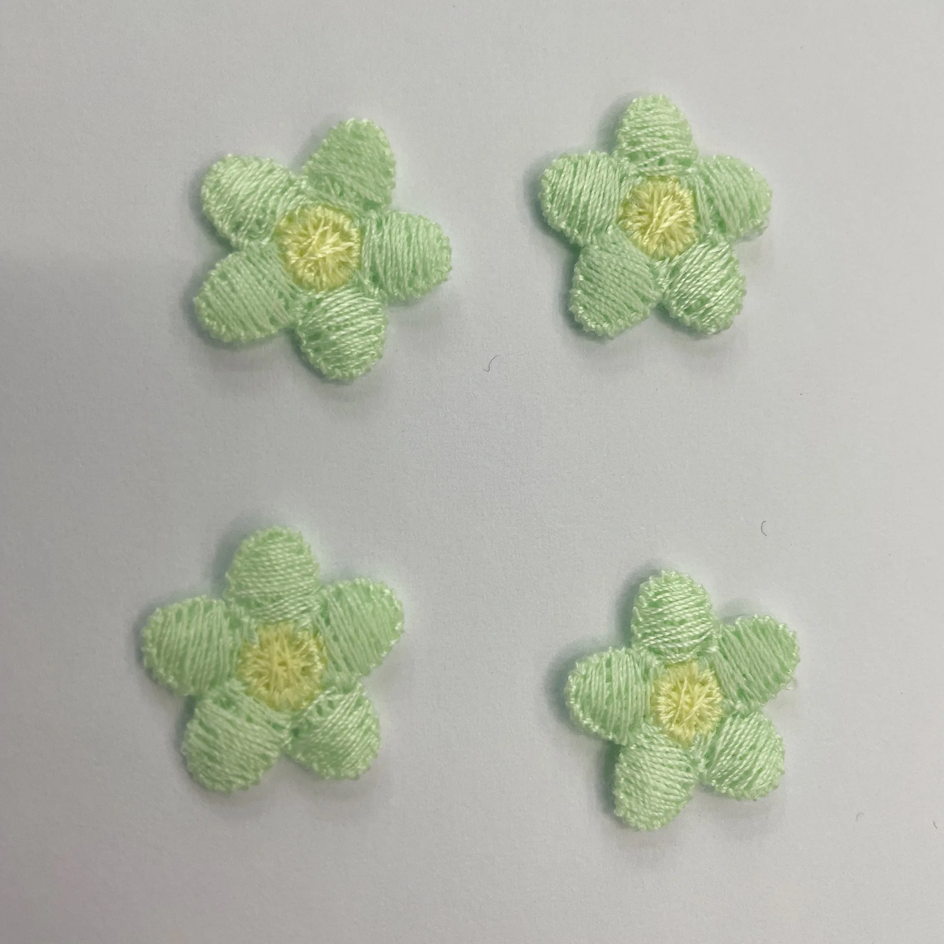 Pegatinas de tela de flores pequeñas para niños, accesorios decorativos para el tocado, 5 pétalos, 2cm, 50 piezas