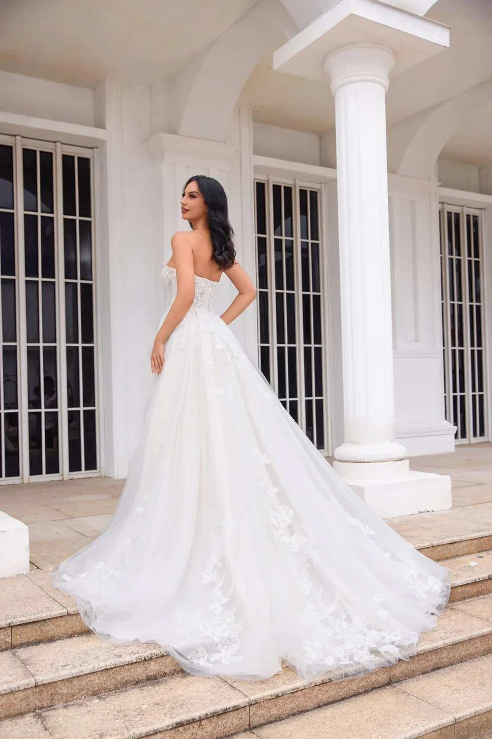 Suknia ślubna z tiulu koronkowego, ręcznie robiona na zamówienie, z odpinanymi rękawami.