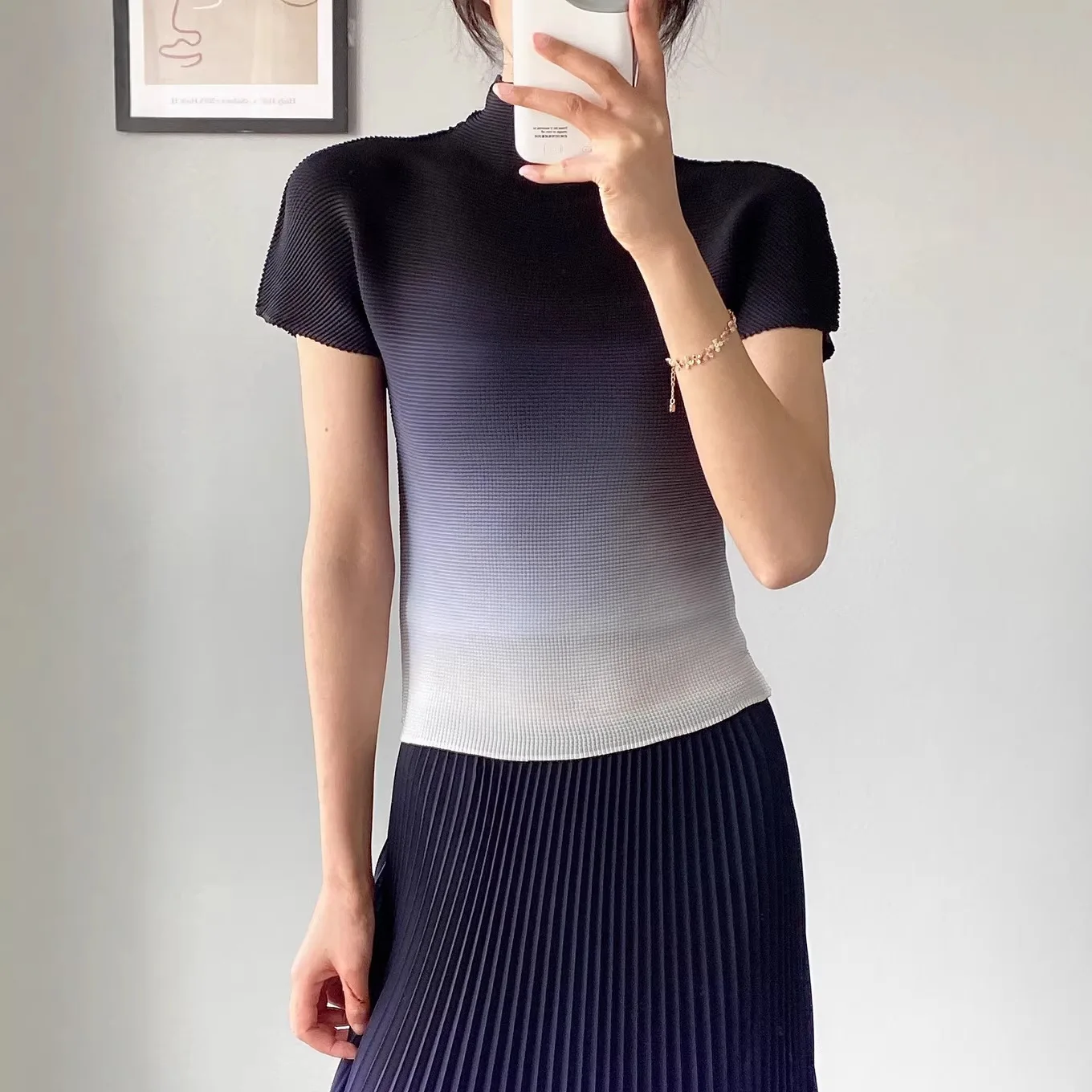 Camiseta de manga corta de calidad boutique Miyake para mujer, camiseta versátil con degradado de moda de verano, camiseta elegante.