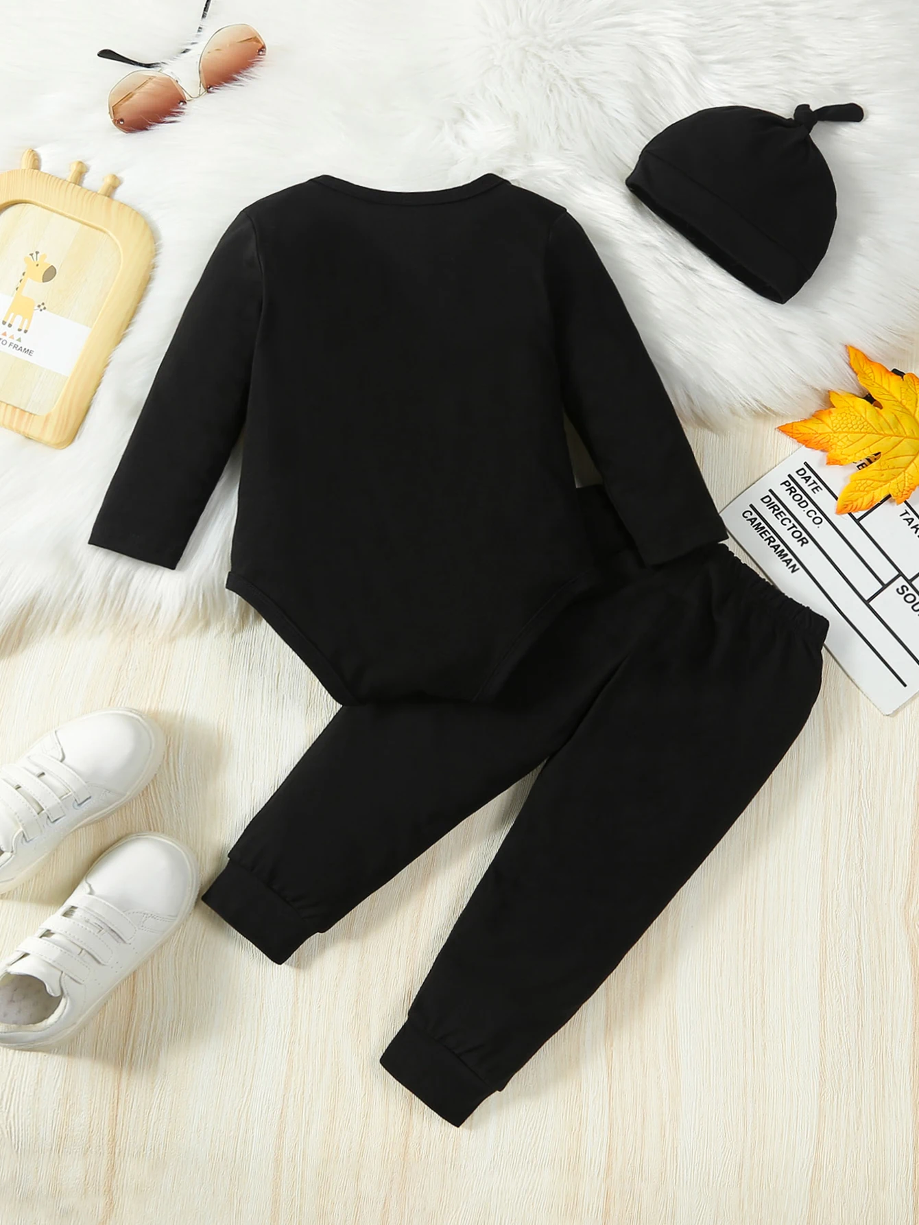 2-teiliges Set für Babys, Jungen, Frühling/Herbst, langärmeliger Body mit Buchstabenmuster und Strickhose mit Rissen – Detail 3