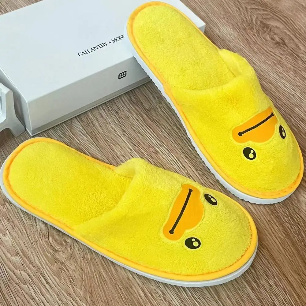 Zapatillas desechables de pato amarillo pequeño y bonito, cómodas zapatillas de Hotel de dibujos animados, zapatos planos de talla única, zapatillas para niños para interior