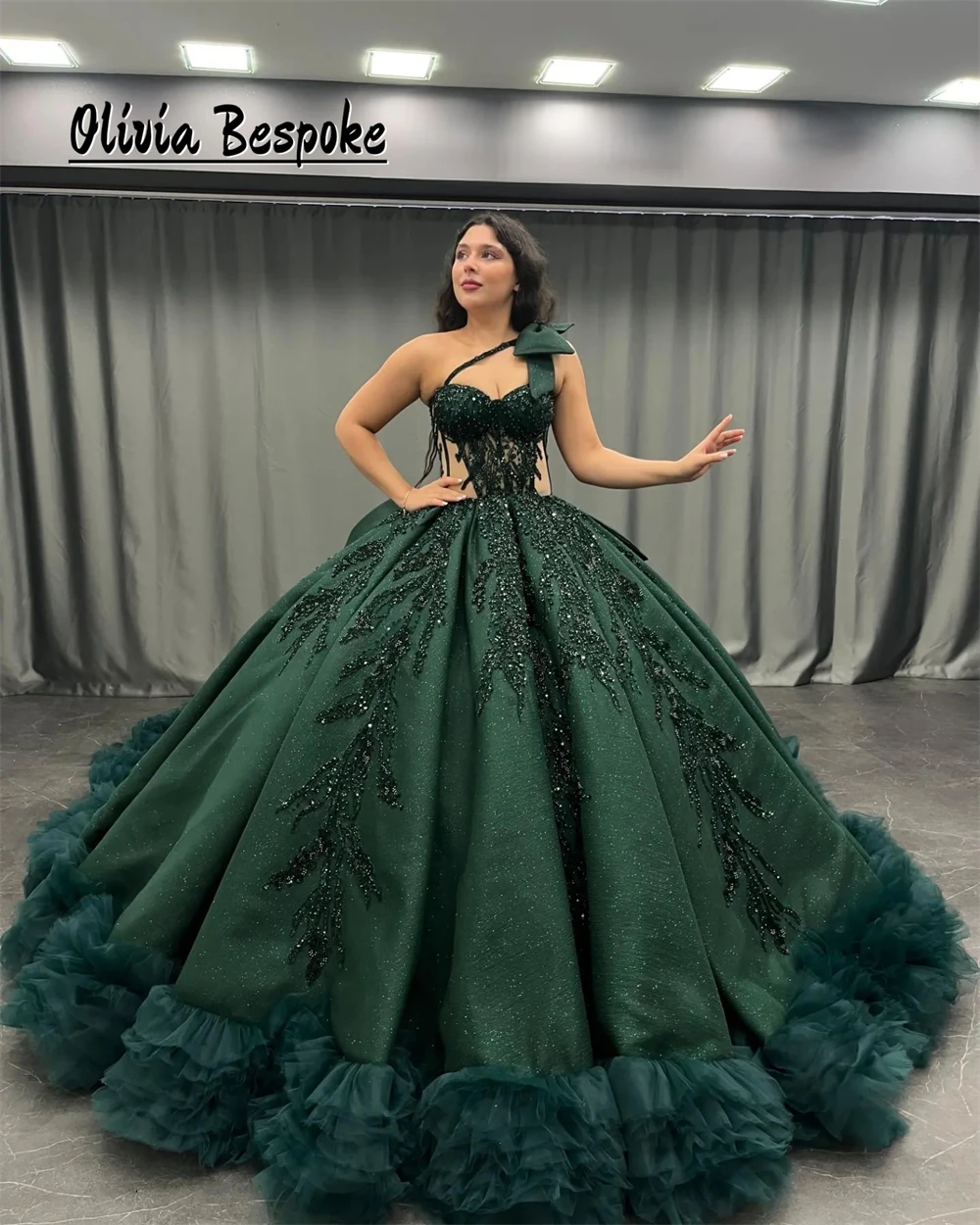 

Wonderful Dark Green Ruched Train Quinceanera Dresses One Shoulder Beads Princess Ball Gown Bow Wedding Party Dress Customized