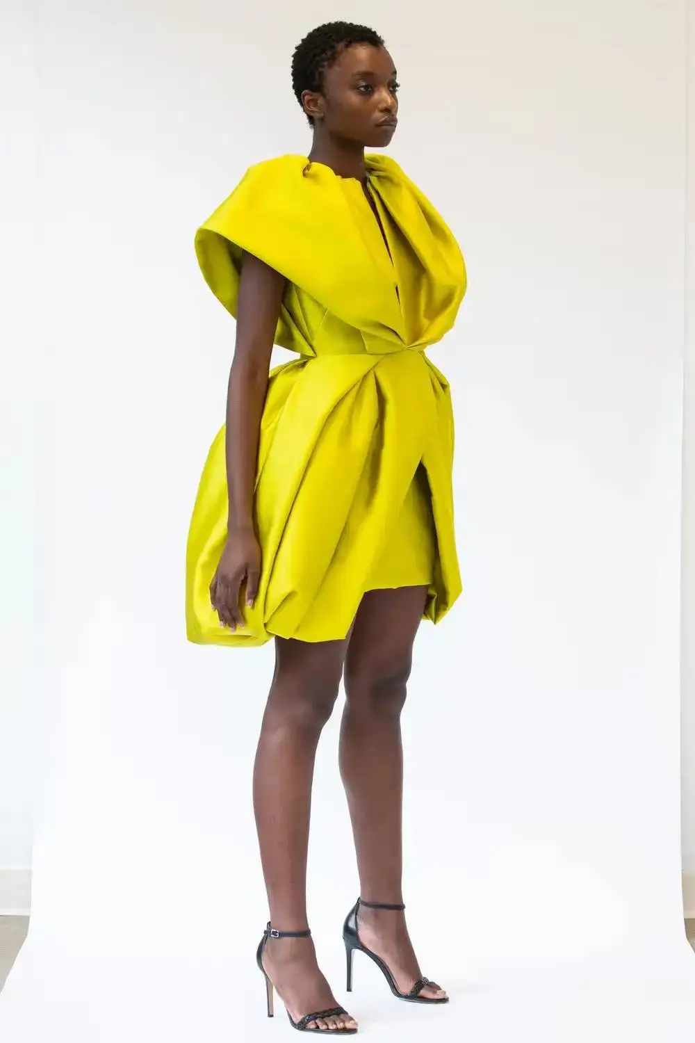 فساتين نسائية قصيرة من الساتان جديدة بأكمام قصيرة منتفخة مطوي فستان ماكسي صغير لحفلات أعياد الميلاد