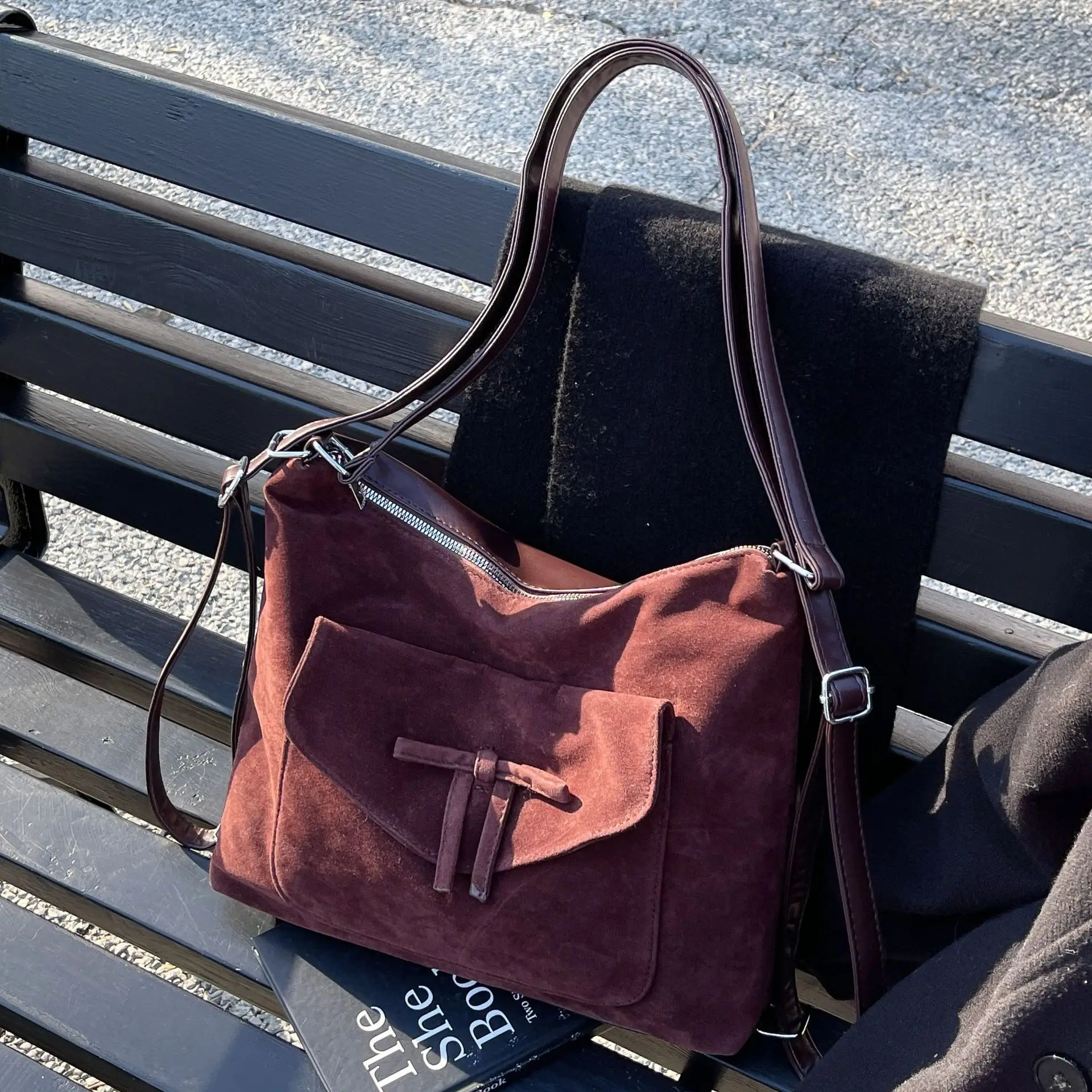 

2025 New Niche Design Commuter Tote Bag Women's Large-capacity Shoulder Messenger Bag Casual Backpack