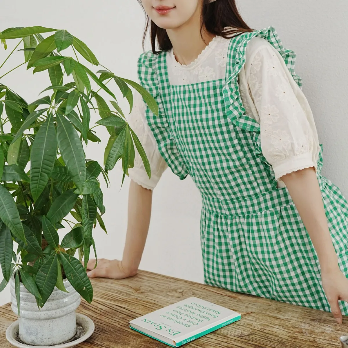 Vintage Plaid Ruffled Apron Women Baking Art Nail Art Anti Fouling Cover Pure Cotton Home Kitchen Cleaning Apron