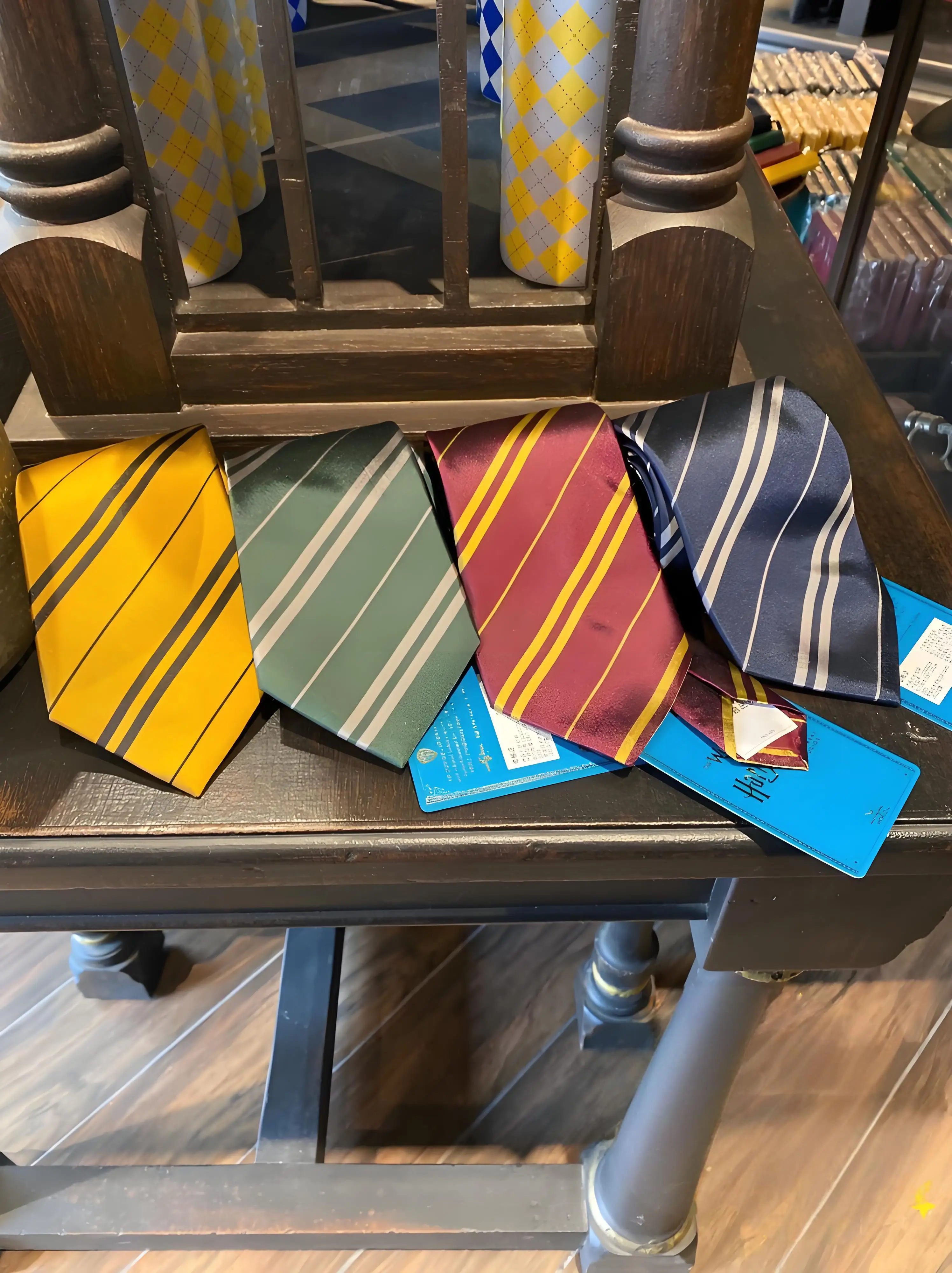 camicia-con-cravatta-per-gli-studi-universali-di-pechino-quattro-colleges-di-hogwarts-come-regalo-per-gli-amici-sull'occasione-del-festival