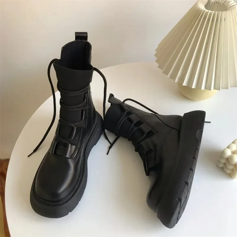 Schwarze gestrickte Schnür-Reitstiefel für Damen, 2025, neue Frühlings- und Herbststiefel für den Designer, britische Wind-Lokomotive-Stiefel mit dicken Sohlen