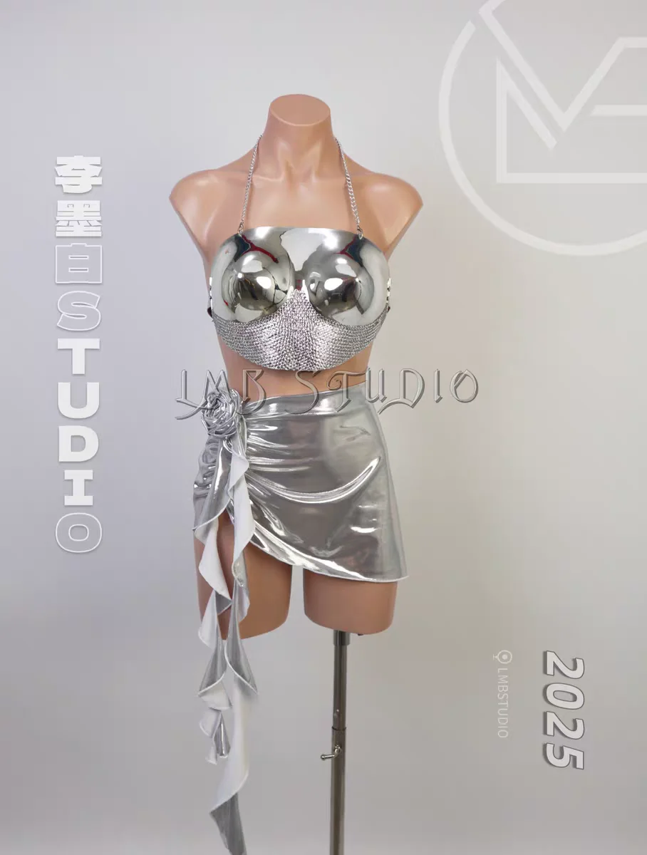 ミラー電気メッキラインストーンシルバーセクシーな鎧パフォーマンススーツホリデーパーティーアンカー歌手ダンサーロングスカートステージ服