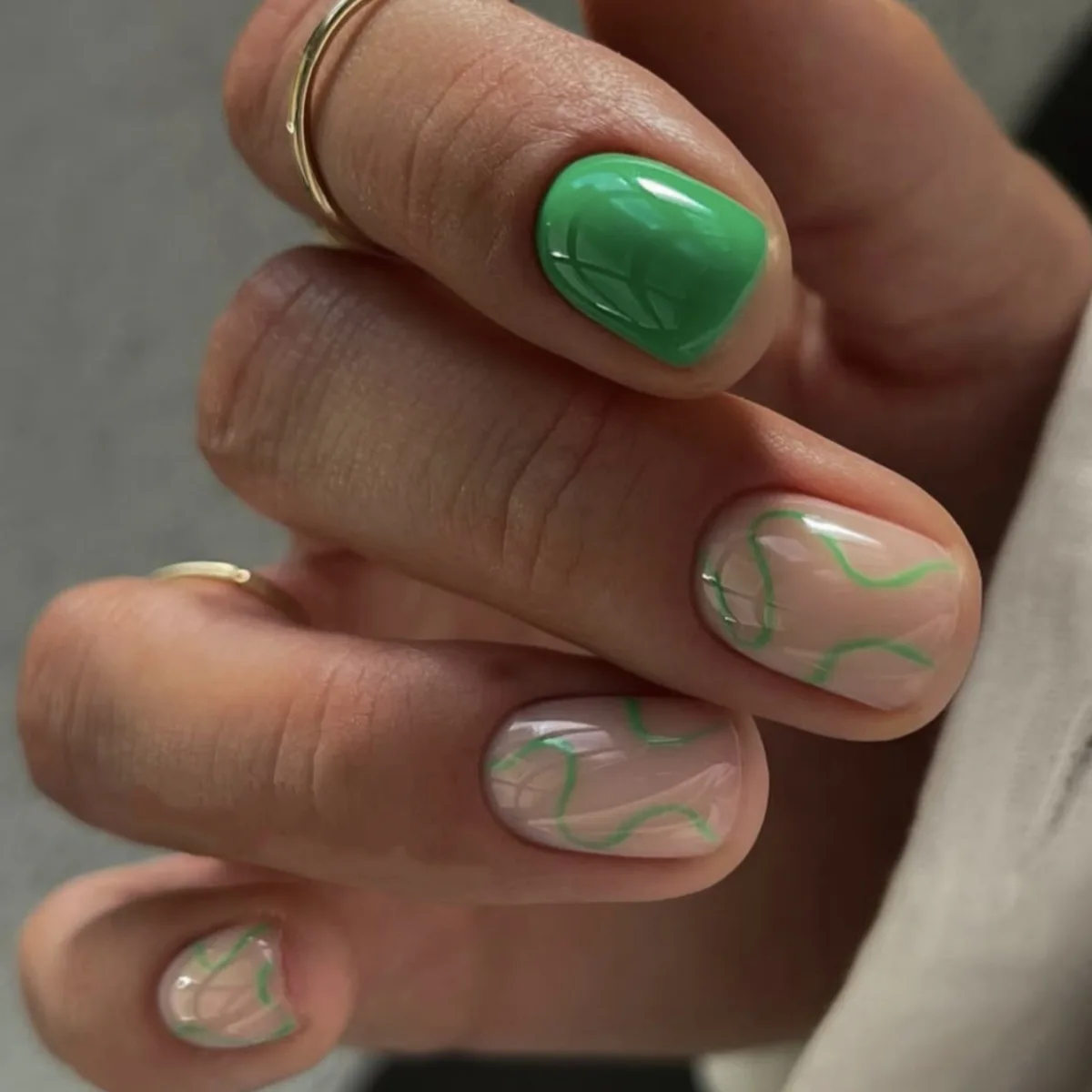 

24Pcs Short Square Head Press on False Nails Green Irregular Line Design Fake Nails Art Simple Detachable Full Cover Nails Tips