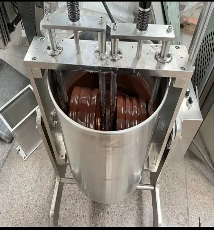 التكنولوجيا الرائدة التلقائي عجلة مزدوجة مطحنة حجر الكاكاو مطحنة الشوكولاته ميلانجر حبوب الكاكاو كسارة خشنة #4