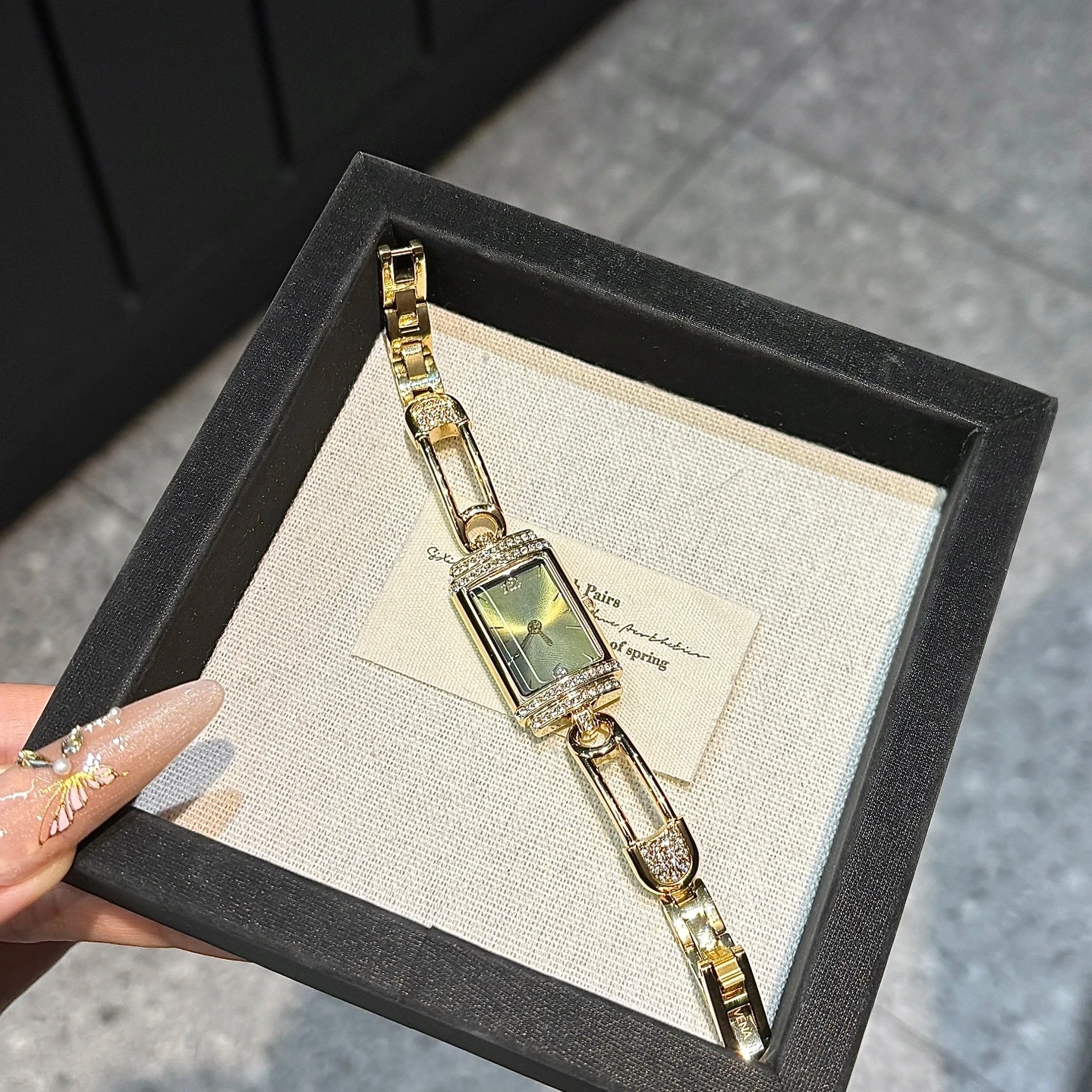 Exquisite luxury new ladies watch retro fashion compact quartz watch elegant temperament girls small dial casual watch gift