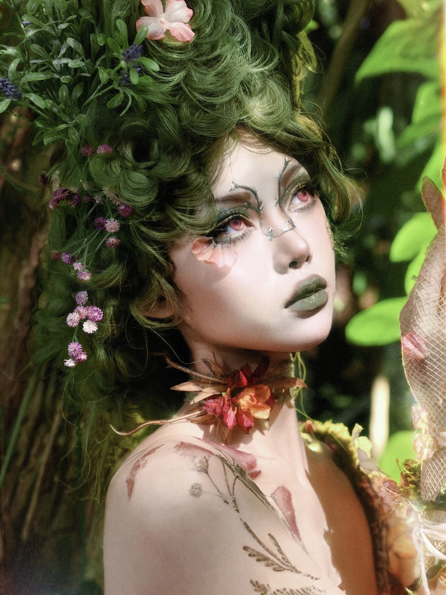 

Оригинальное женское сетчатое колье в клетку с изображением зеленого леса, колье с нашивкой на шею и цветочным принтом феи