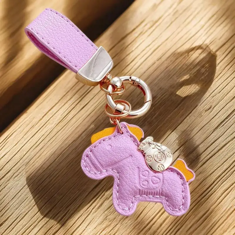 سلسلة مفاتيح على شكل حصان؛ إكسسوار جلدي ساحر؛ حلقة مفاتيح لحقيبة المال على شكل حصان محظوظ؛ هدية فريدة من نوعها للعام الجديد. #5