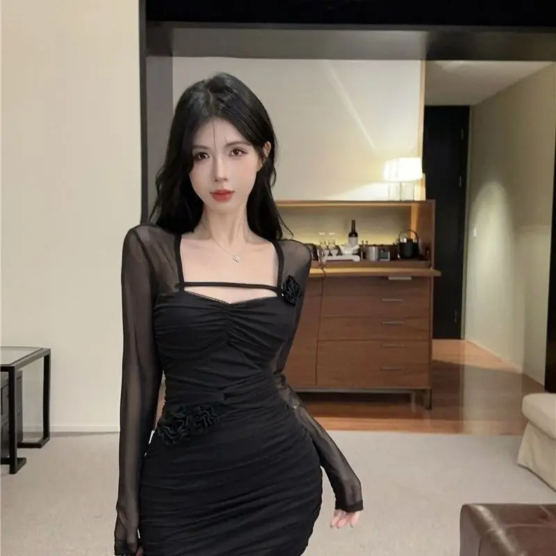 فستان مثير 2025 صيف جديد بياقة مربعة فساتين ضيقة للتخسيس للنساء بسيطة بلون سادة وأكمام طويلة