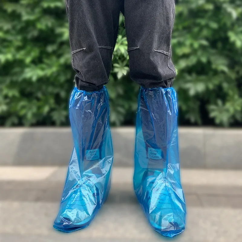Einweg-Schuhüberzüge Blaue Regenschuhe und Stiefelüberzüge Plastik Lange Schuhüberzüge Transparente Wasserdichte Rutschfeste Überschuhe für Damen und Herren – Detail 6