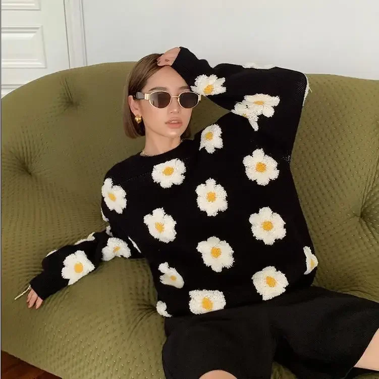 

Autumn and Winter Three-dimensional Small Daisy Thickened Black and White Contrast Knit Sweater Pullover Woman