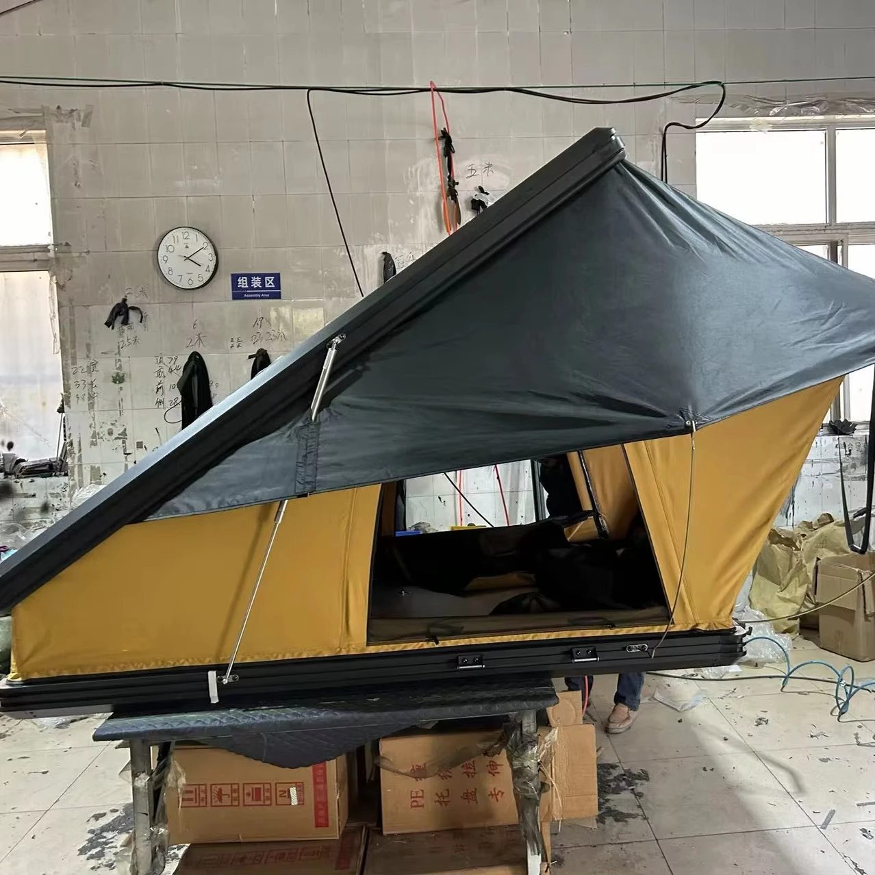 경량 삼각형 하드쉘 루프탑 텐트 클램쉘 루프탑 텐트 2인용 알루미늄 자동차 캠핑 하드쉘 루프탑 텐트