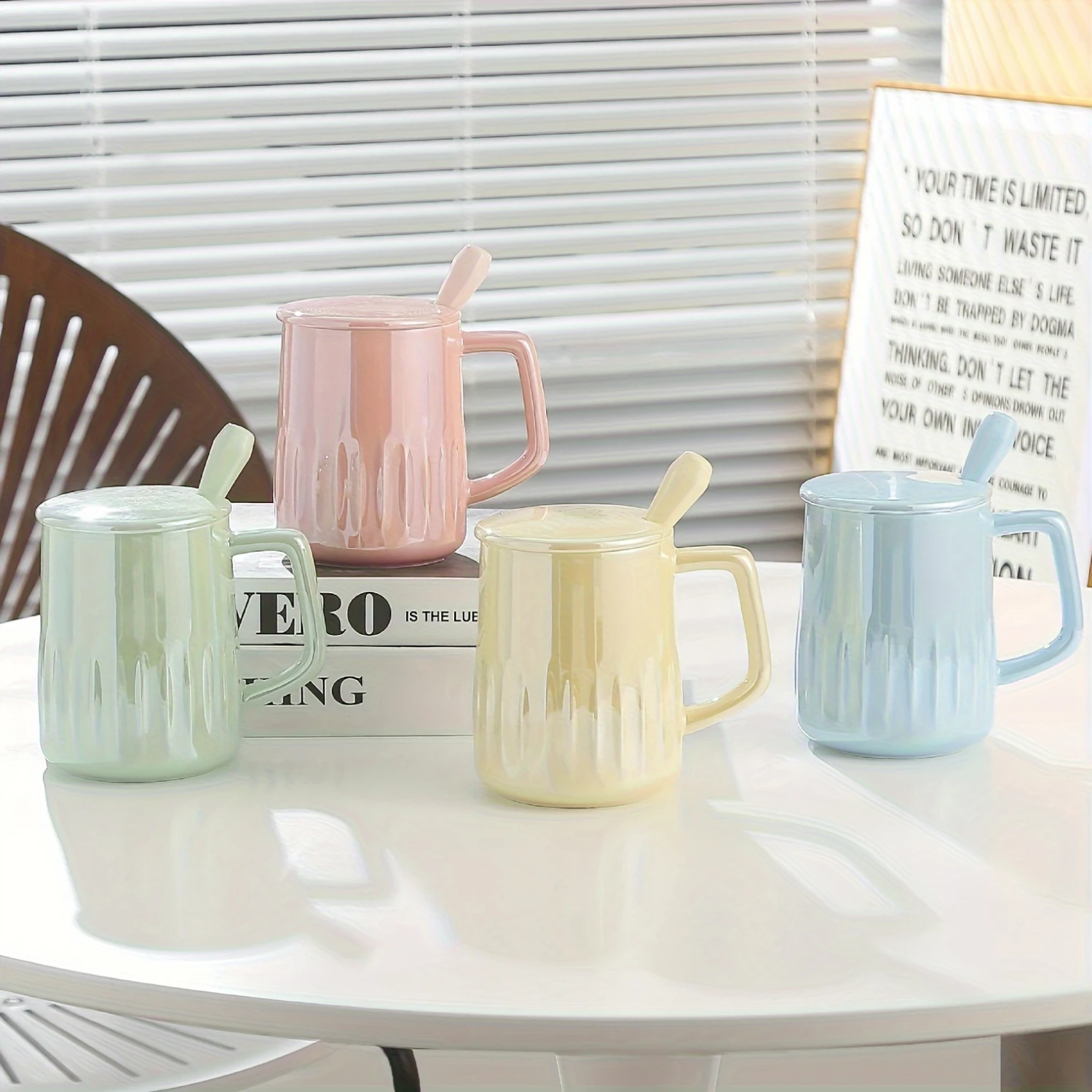 طقم أكواب قهوة من السيراميك المخطط المزجج باللؤلؤ مع غطاء وملعقة من الفولاذ المقاوم للصدأ، غسيل يدوي فقط، كوب معزول قابل لإعادة الاستخدام