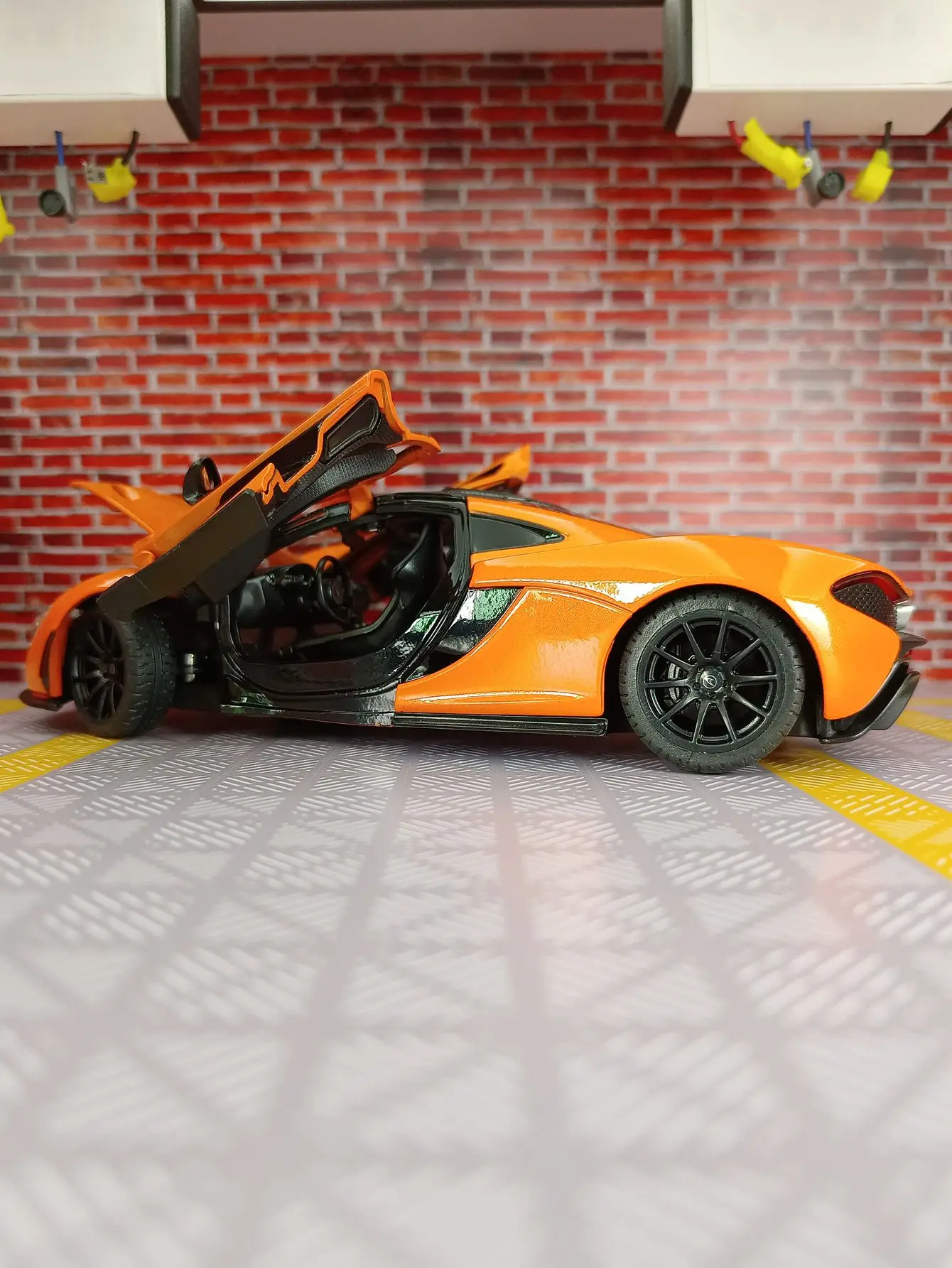 rastar 1:24 McLaren P1 legering supercar model voorwiel kan worden gedraaid en de deur en de kap kan worden geopend vakmanschap