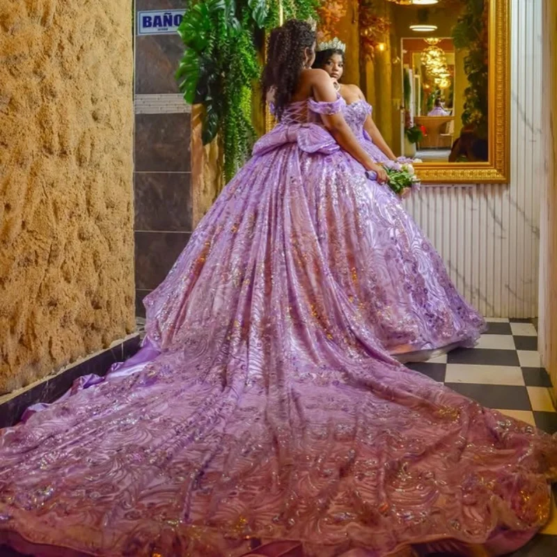 فستان Quinceanera أرجواني مكشوف الأكتاف من الدانتيل اللامع بفيونكة طويلة وذيل طويل فيستدوس دي 15 Quinceanera ﻿ تخصيص