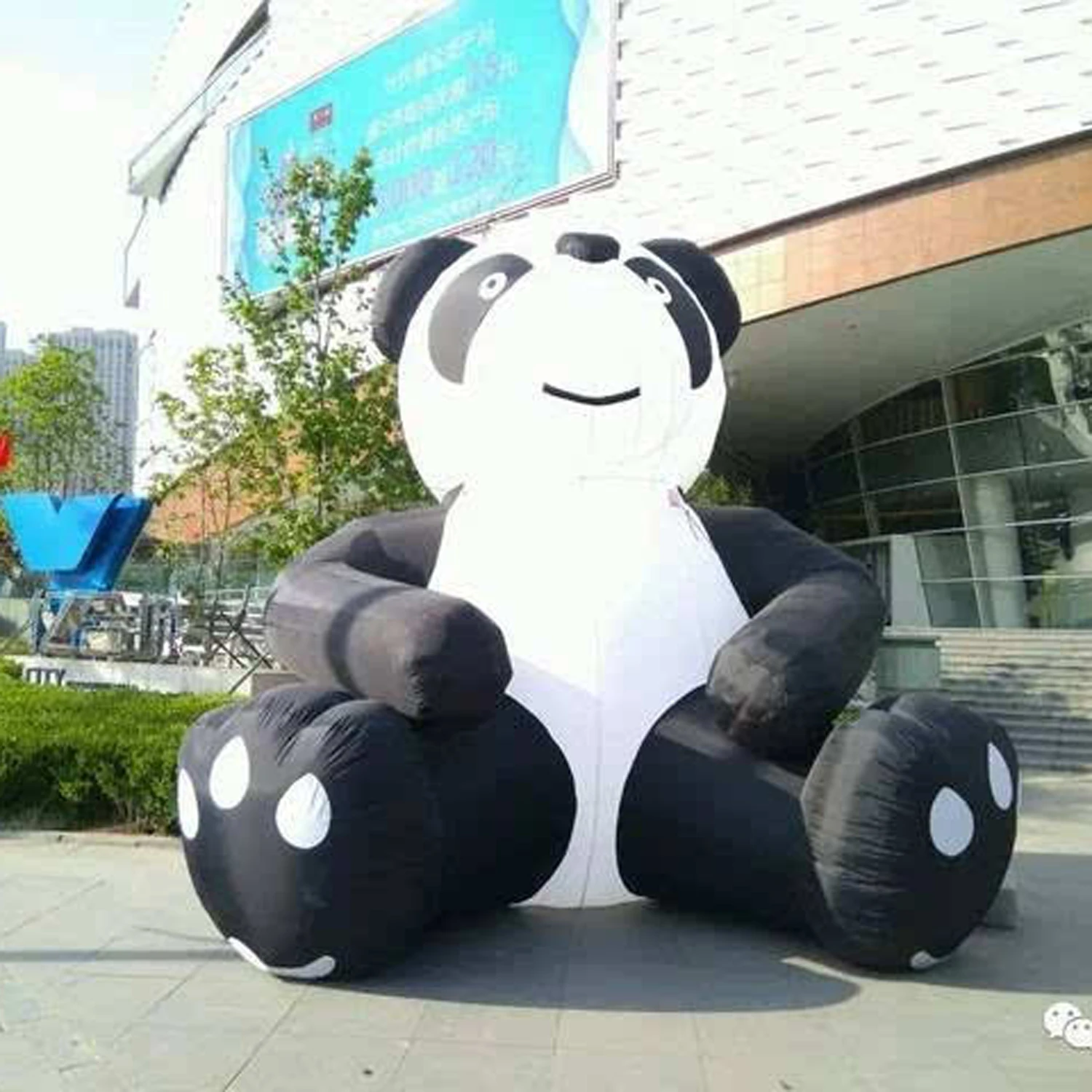 Campagne versierde gigantische opblaasbare panda commerciële opblaasbare cartoonmascotte voor zakelijke reclame