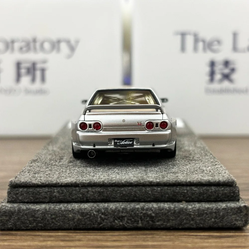 Le laboratoire 1:64 Garage actif à corps large R32 argent couverture en carbone résine modèle de voiture en 2025