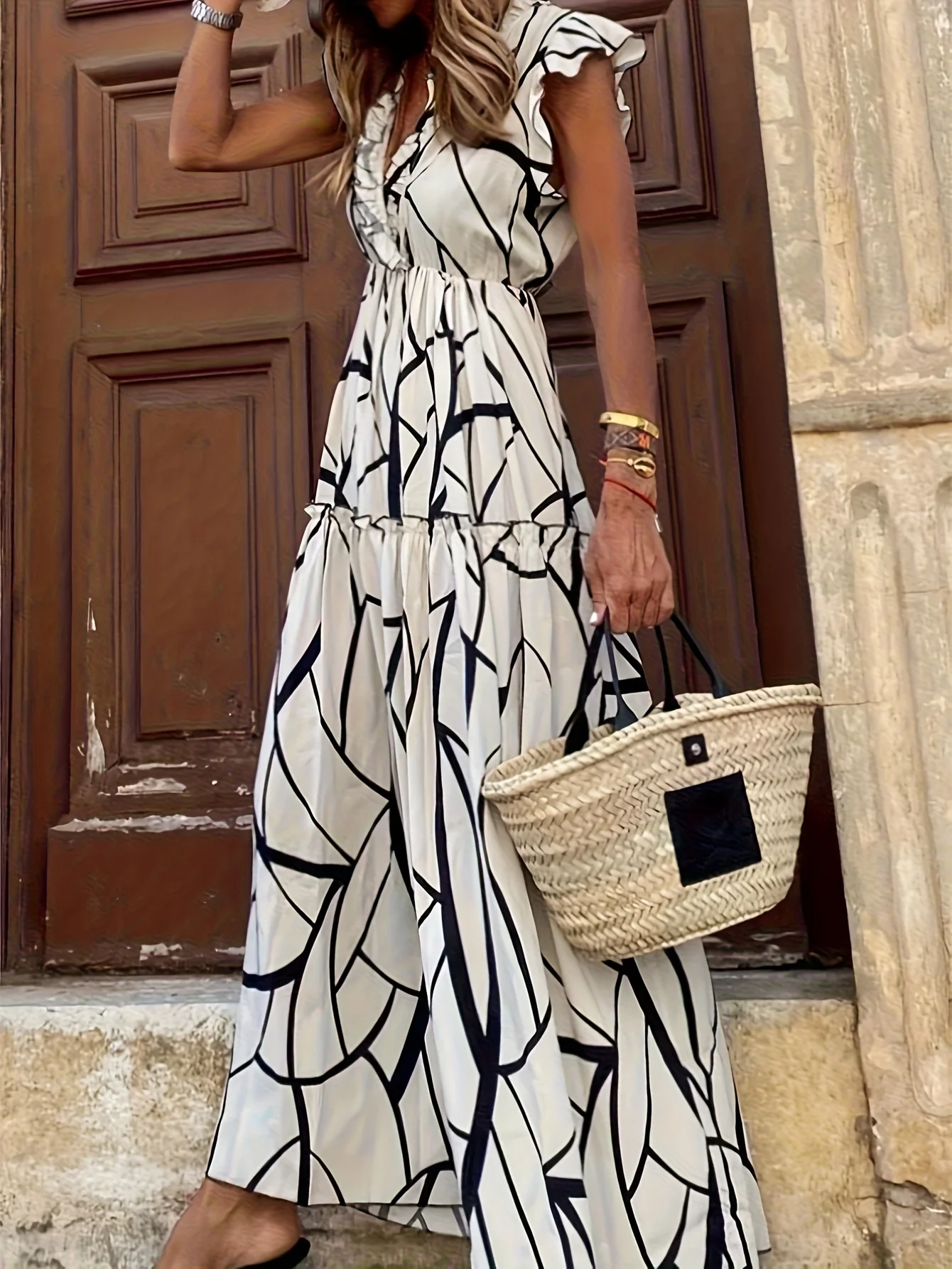 Freizeit- und elegantes Strandkleid für Damen mit V-Ausschnitt, Kurzarm, Rüschendesign und langem Rock.