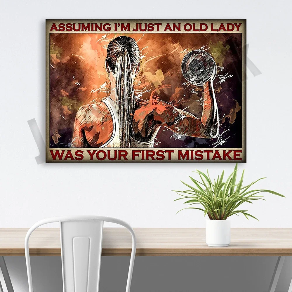 ملصق فتاة رفع الأثقال للياقة البدنية في صالة الألعاب الرياضية يعتقد أنني مجرد سيدة عجوز تكون خطأك الأول ملصق ديكور حياة المنزل #4