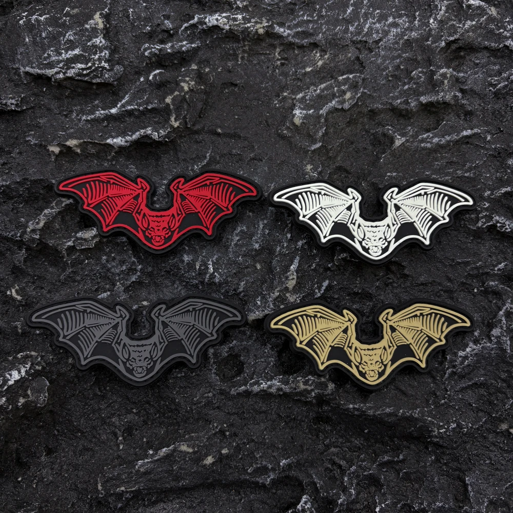 

Нашивка из ПВХ в форме летучей мыши с эффектом свечения в темноте, с застежкой-липучкой на обратной стороне, подходит для сумок, рюкзаков, жилетов и украшения одежды.