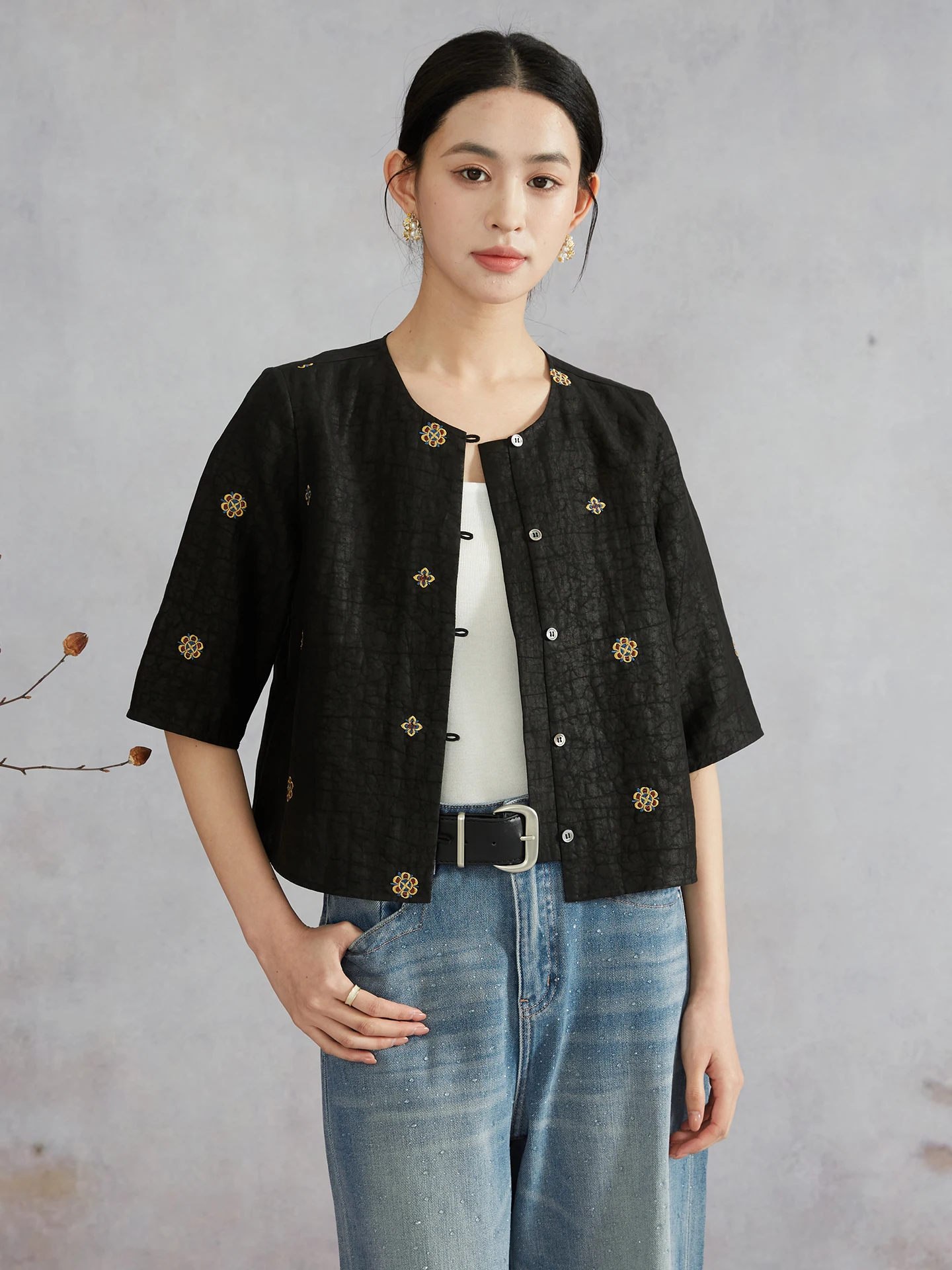 

Оригинальный дизайн, высококачественная короткая верхняя одежда из 100% шелка с вышивкой в технике кракле и узором Сянъюнь, с рукавами до локтя, круглый вырез...