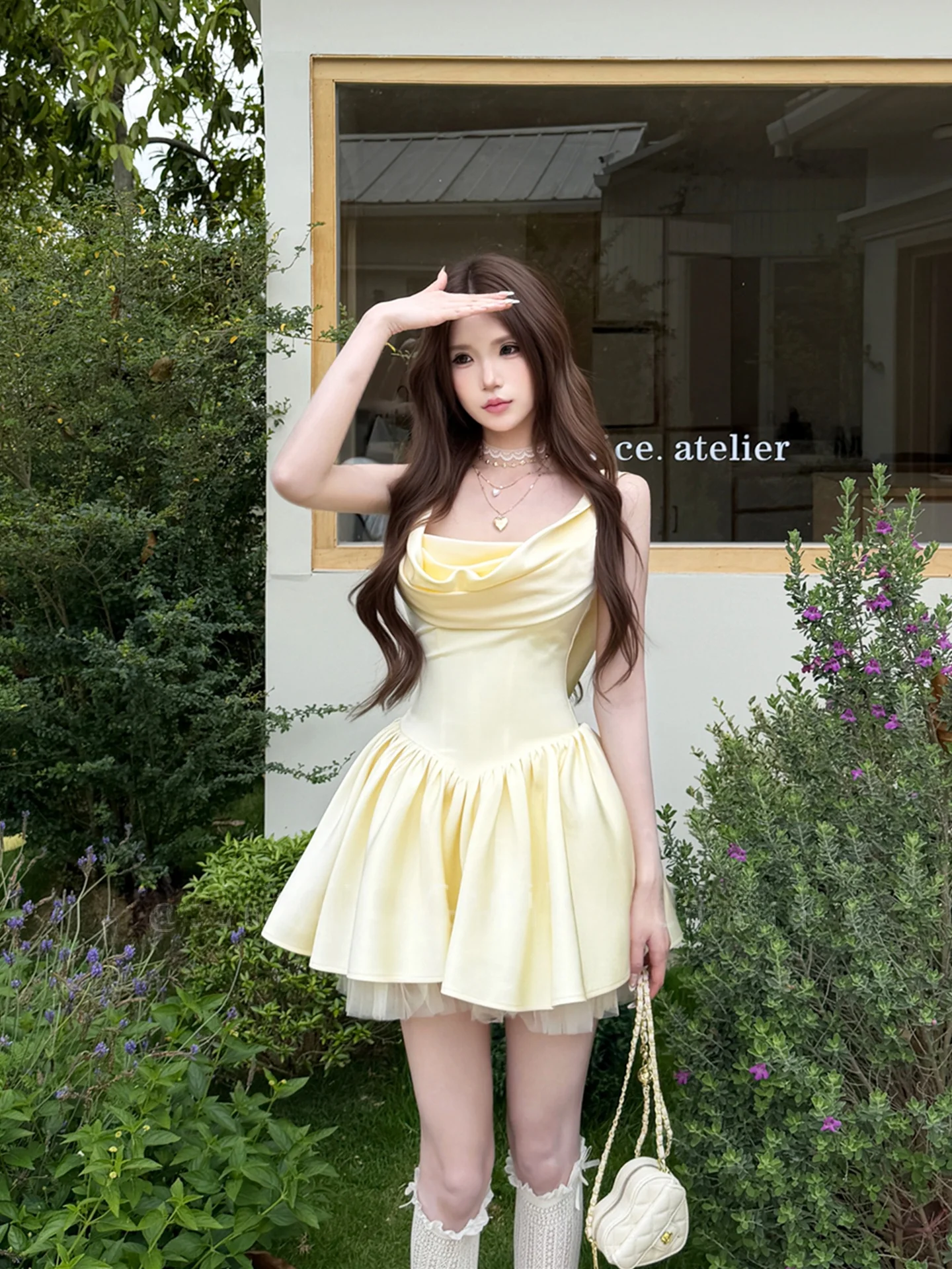 robe-courte-jaune-style-ballet-a-epaules-denudees-avec-empiecements-en-maille-taille-haute-et-jupe-bouffante-style-robe-de-bal-pour-femme