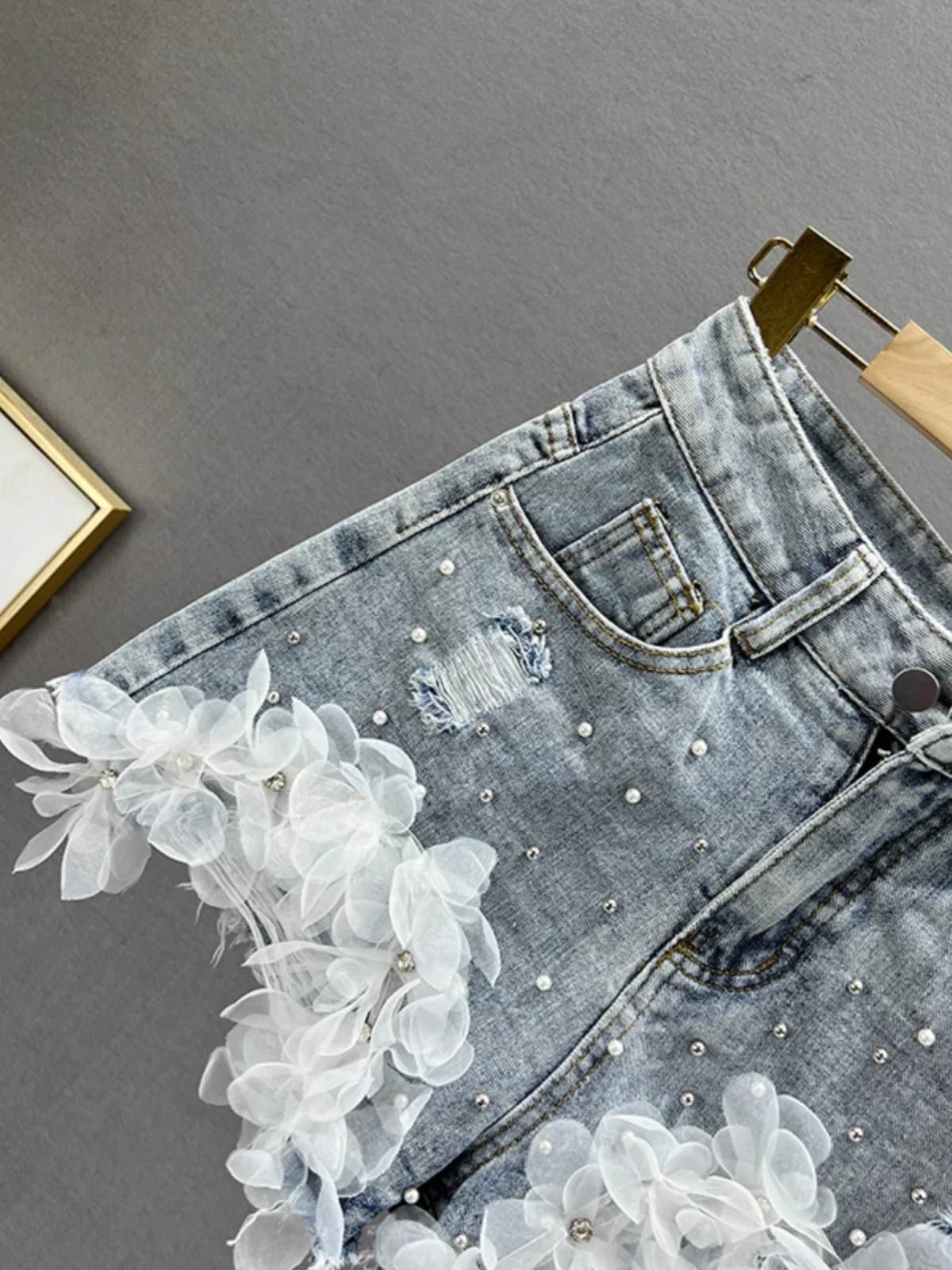 Flower Design Denim Shorts Women Tide 2025 New Spring Summer High-waisted Short Jeans Pants Slim and Thin Beaded A-line Shorts