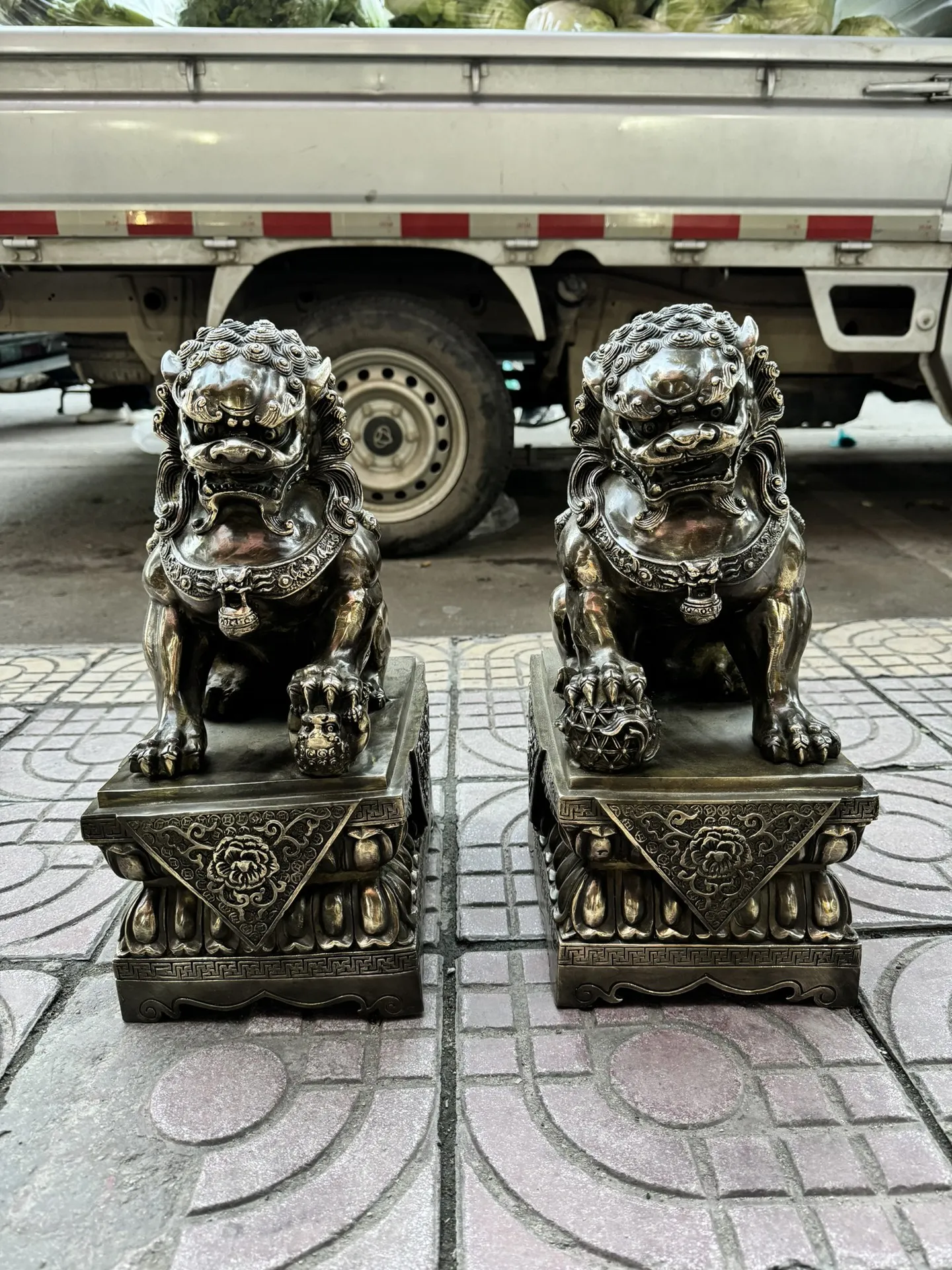 

17"Tibetan Temple Collection Old Bronze Cinnabar Watch Lion Statue Door God Lion Amass wealth Ornaments Town house Exorcism