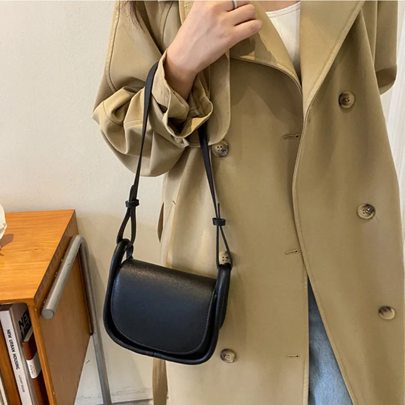 Kadın küçük Flap omuzdan askili çanta PU deri düz renk çanta moda kadın Crossbody koltukaltı çanta ücretsiz kargo