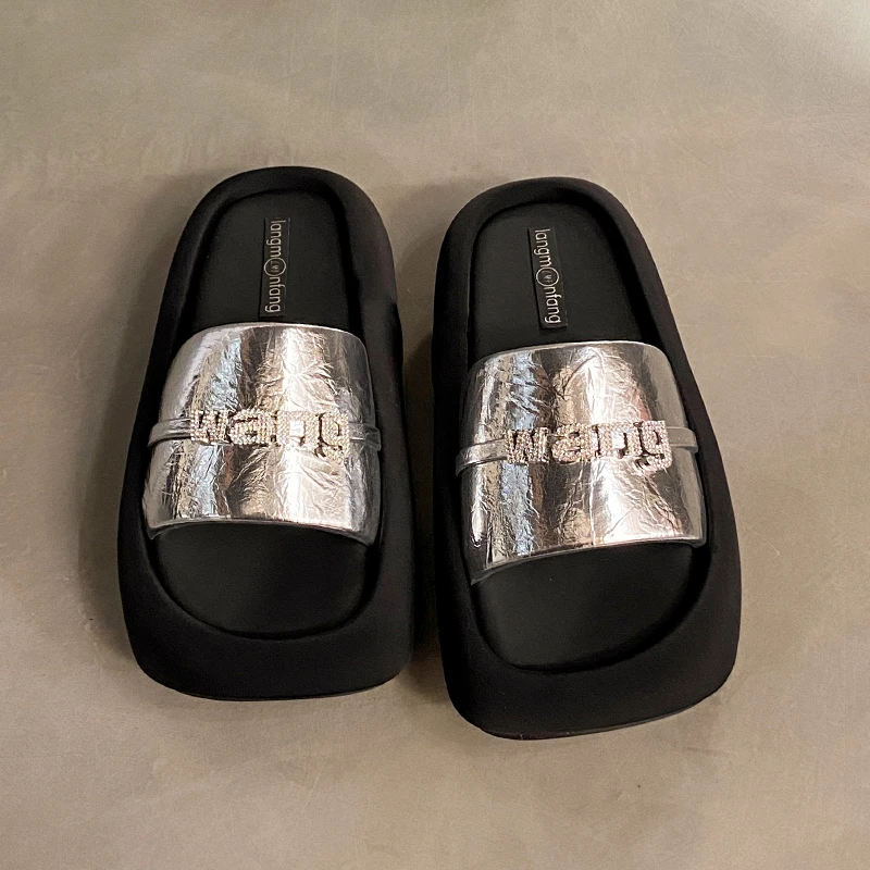 

2025 New Summer Women's Slippers Roman Fashion Designer Flat Sandals Soft-soled Shoes Women's Breathable Beach Flip-flops