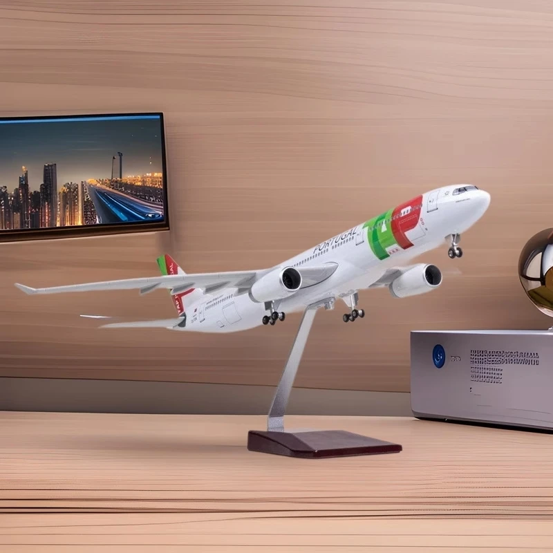 

Airplane Model 47CM A330 Portugal Airline Diecast Resin LED Light & Wheel For Collection Decoration Home Gift By Aviation