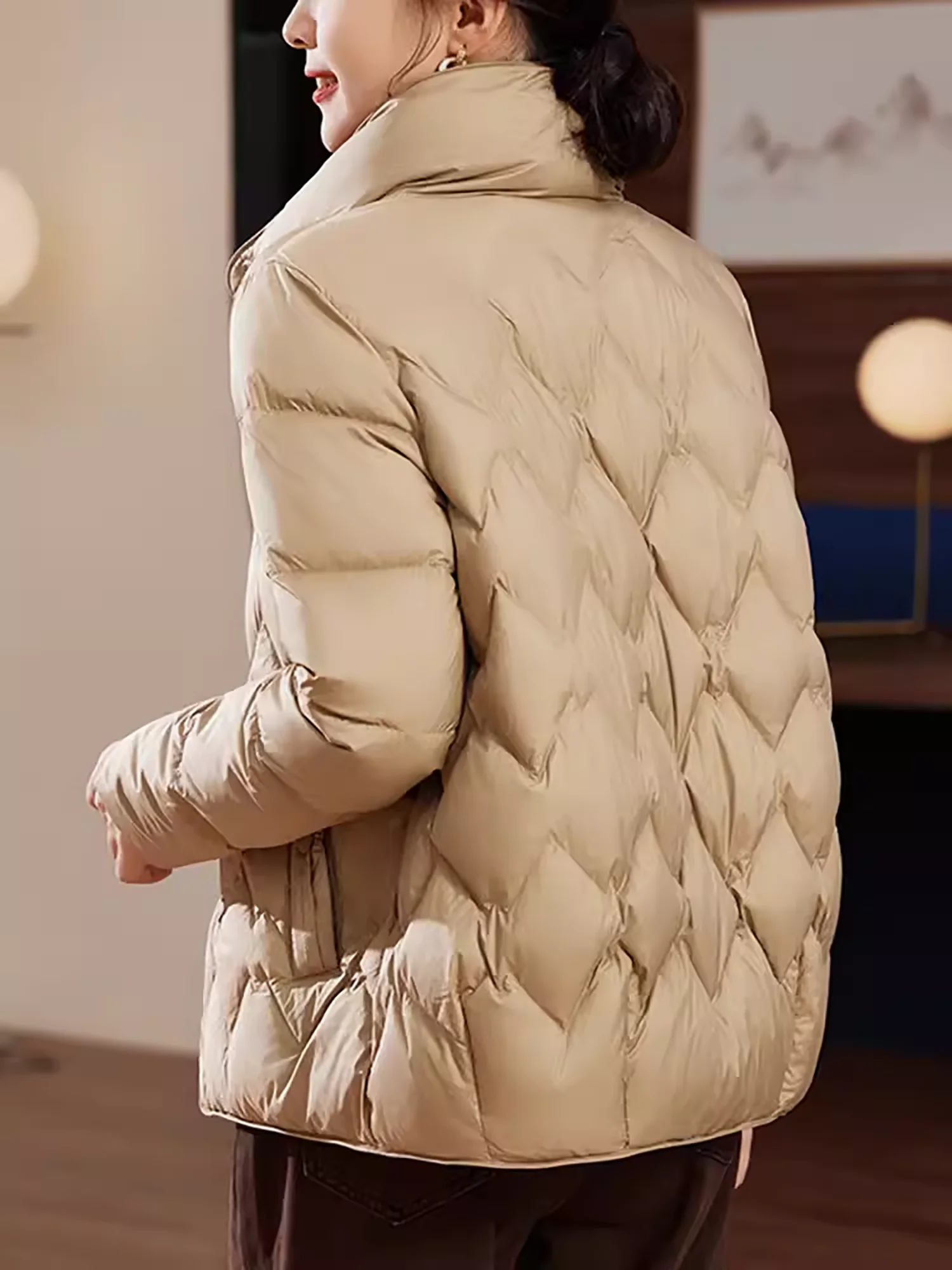 New Xiaoxiangfeng winter lightweight down jacket short standing collar top Korean version sweet women's 90 white duck down butto