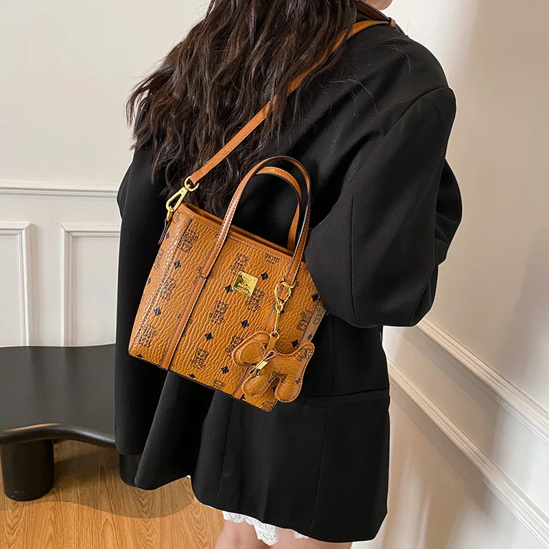 

Trendy Leather Buet Bag Women's Crossbody Handbag for Commuting Versatile Handbag Small Faion Spring 2025