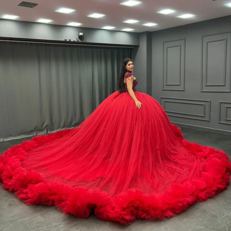 فساتين Quinceanera الحمراء المخصصة قبالة الكتف كريستال الترتر صائق الدانتيل طبقات ذيل طويل فيستدو 15 Quinceanera