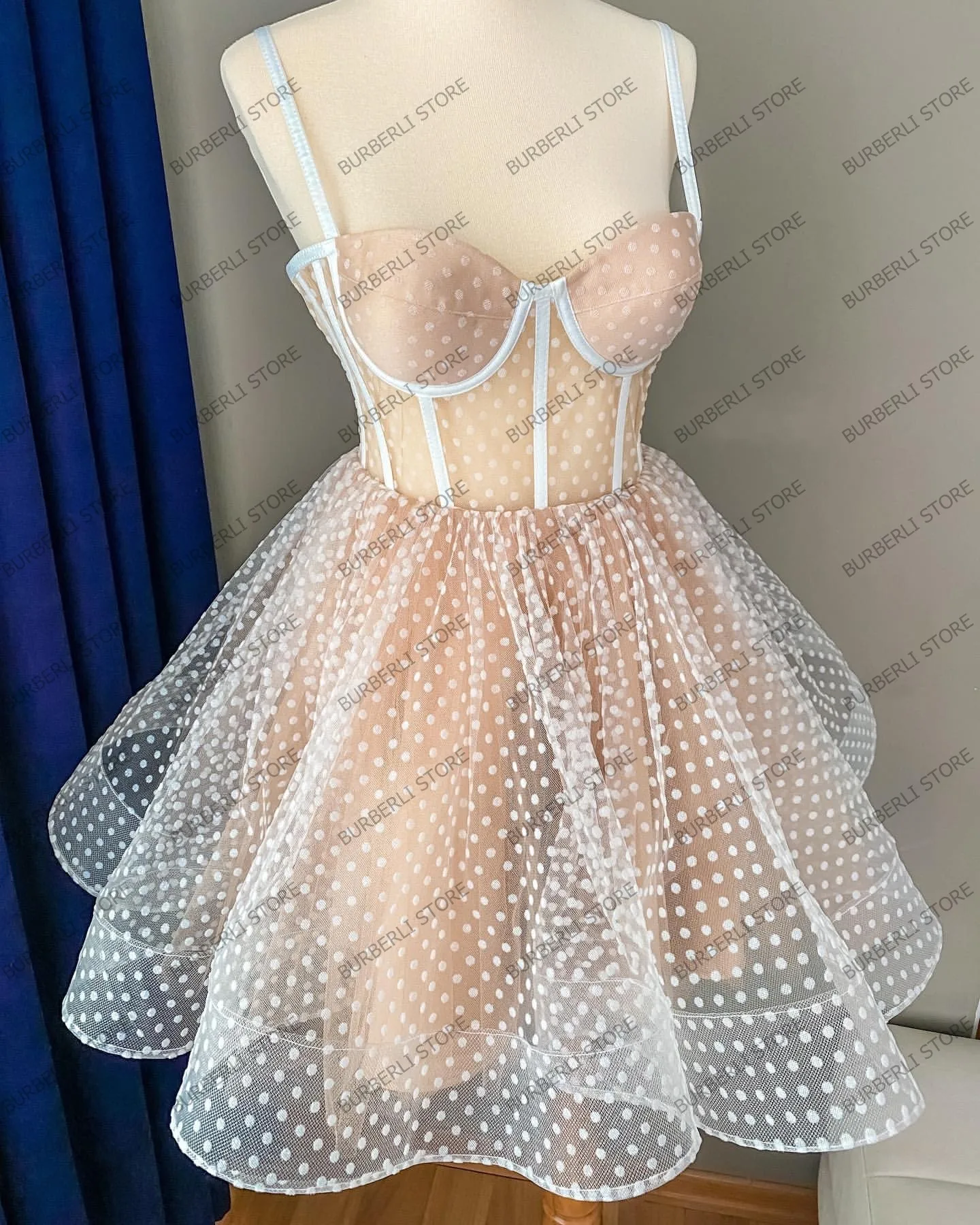 Prawdziwe Zdjęcie Białe Kropki Tiulowe Mini Sukienki Damskie Sexy Cienkie Ramiączka Dekolt w Serek Krótkie Siateczkowe Sukienki na Imprezę Modne Sukienki Balowe dla Dziewczyn