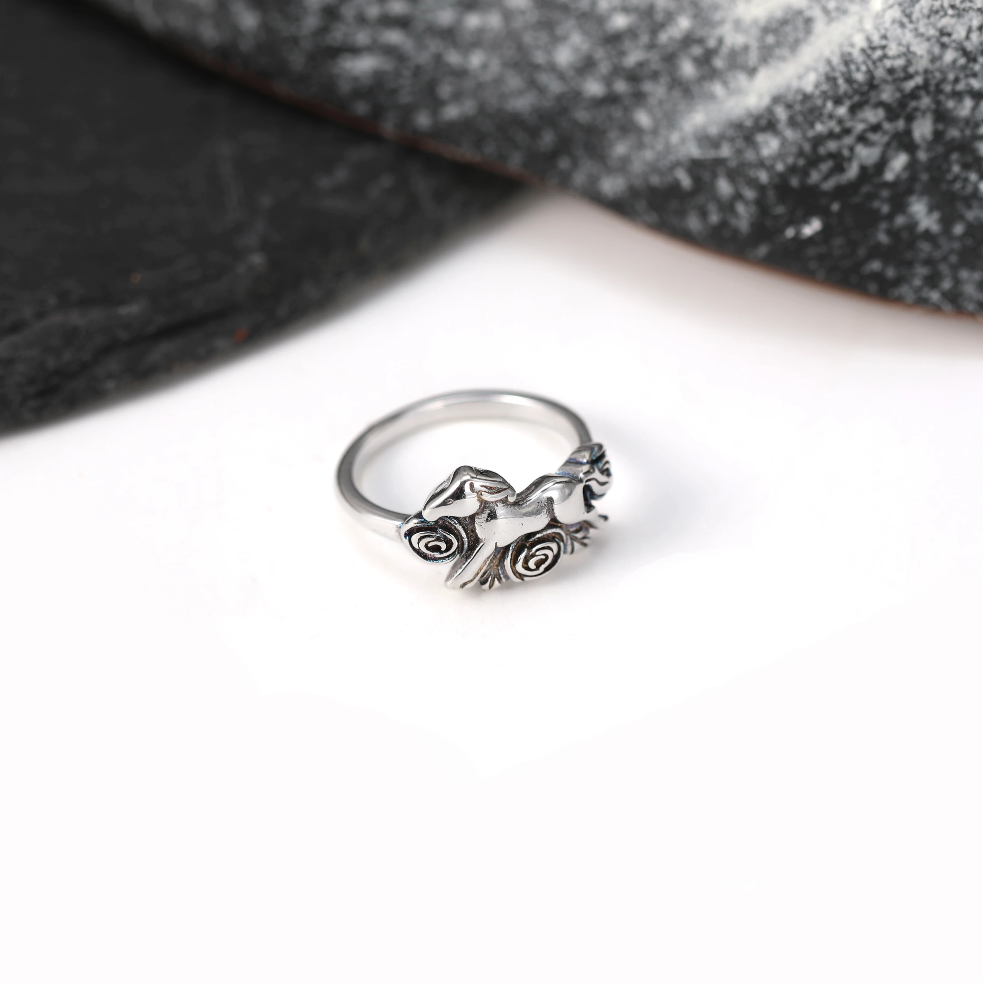 

R051 genuine 925 sterling silver fashionable and exquisite Horse and Roses Ring