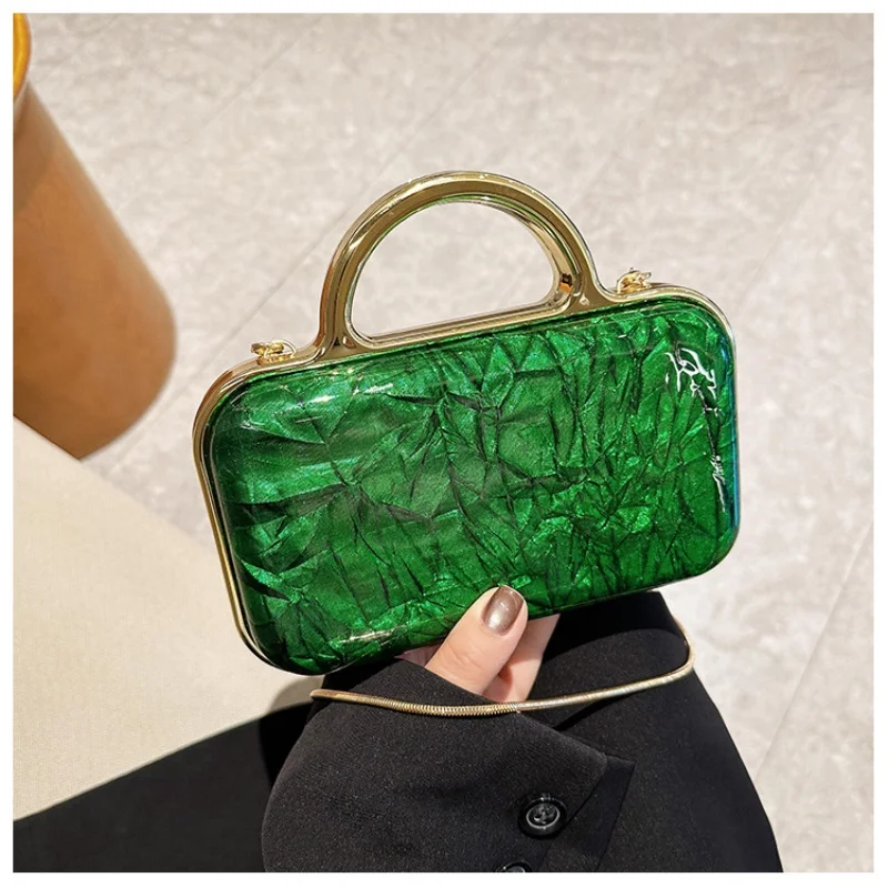 حقيبة يد نسائية عصرية بنمط زجاجي لعام 2025 حقيبة كتف مربعة الشكل حقيبة كروس من مادة PVC حقيبة مأدبة لامعة