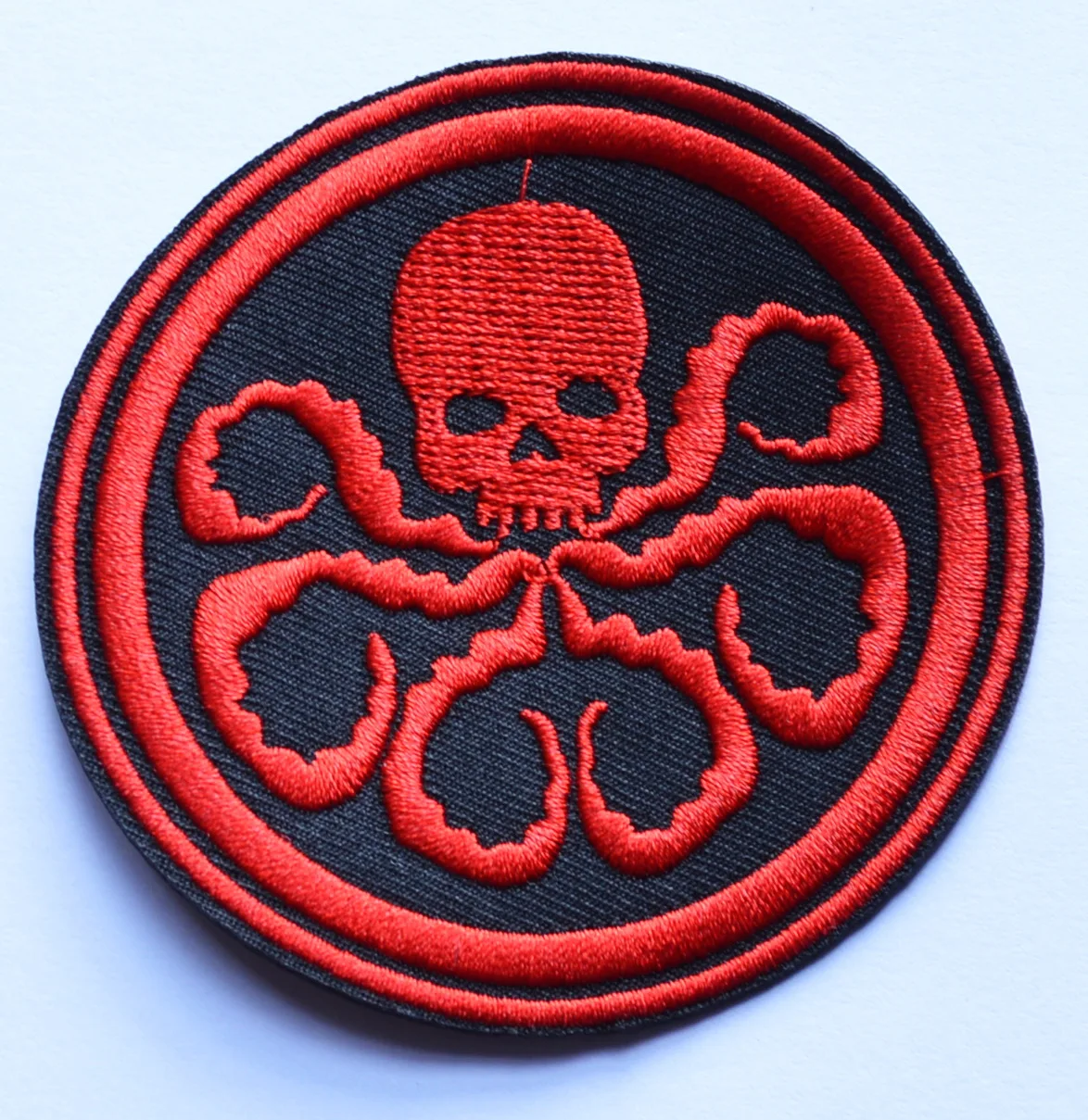 

Вышитая нашивка-аппликация на клеевой основе: Злой чернильный кальмар с черепом, красный чернильный кальмар # ЖЁЛТЫЙ (≈ 7,6 см)