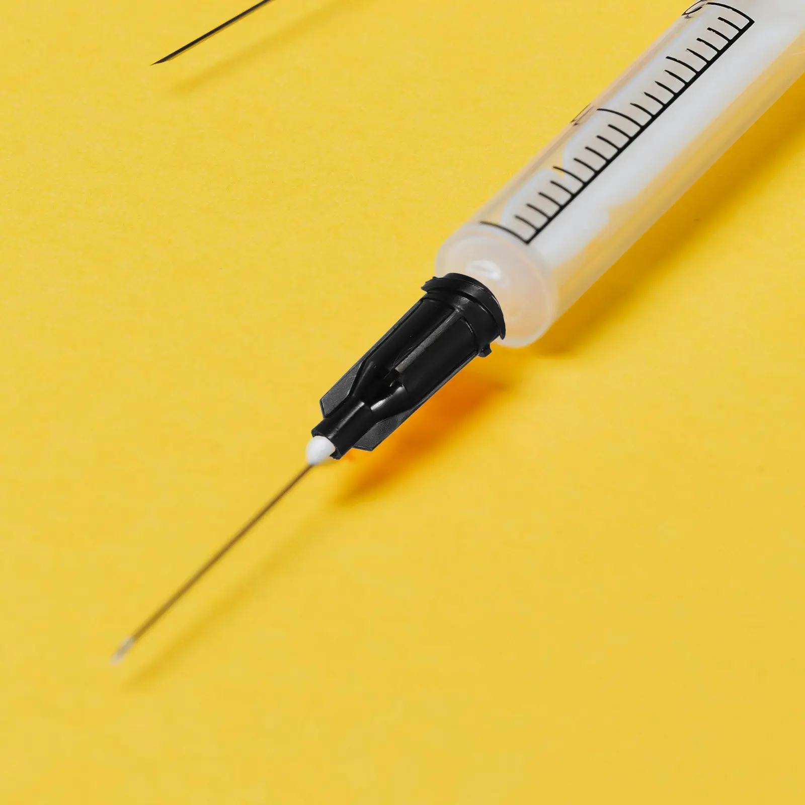 100Pcs Syringe Tip Caps Plastic Screw Type Leak-Proof Seal Cap for Laboratory Precision Applicator Luer
