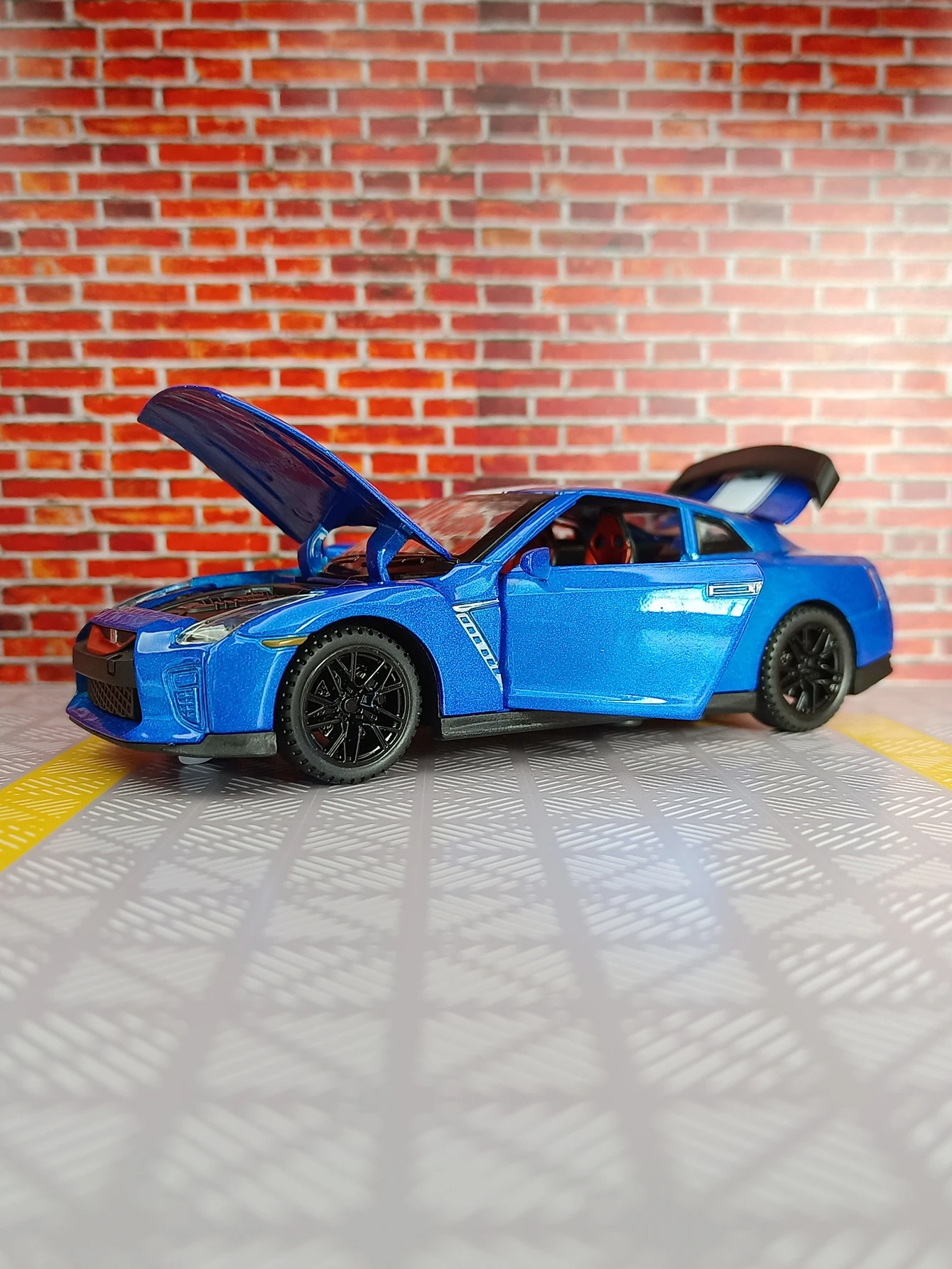 

1:32 GTR35 alloy car model fine workmanship and good quality It is suitable for collection and as a birthday gift for friends