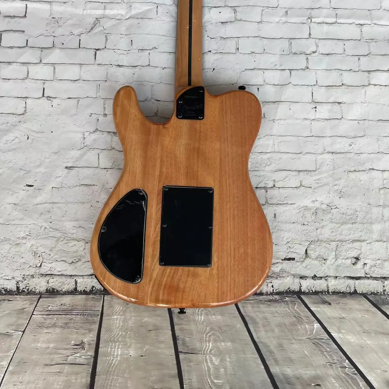 Guitar 6-string semi hollow TL electric guitar, with a natural wood color body and chrome plated accessories. Real factory pictu