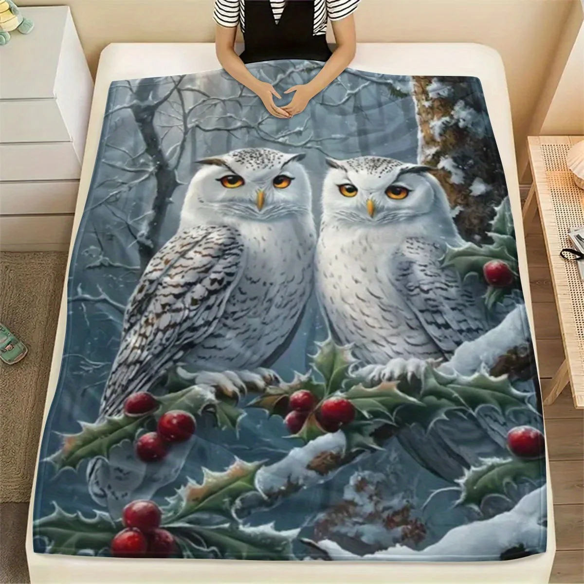 Snow Eagle And Berry Scene Pattern Flannel Dorm Office Nap Blanket Printed Blanket Gift for Friends Flannel Blanket, Soft And Wa
